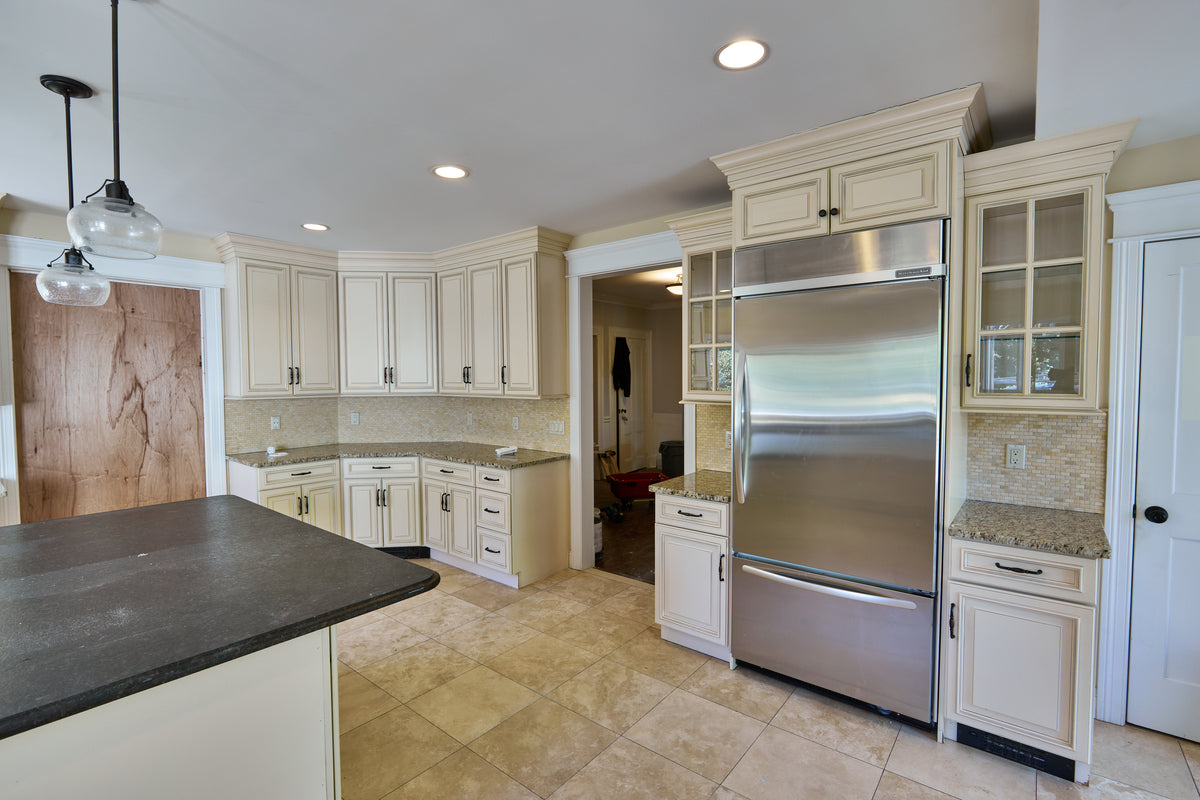 Fabuwood Off White Traditional Kitchen with Island & Appliances