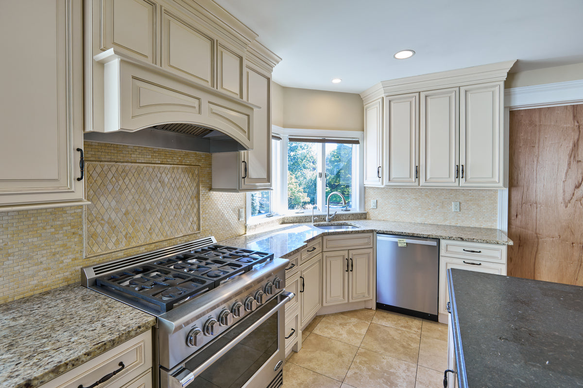 Fabuwood Off White Traditional Kitchen with Island & Appliances