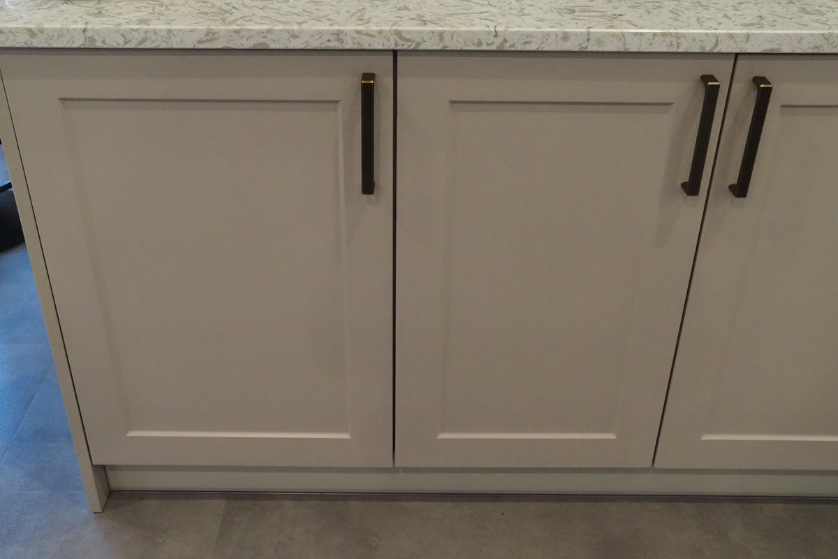 Wren Infinity Plus Shaker Chelsea Juratek Cashmere Matte Kitchen