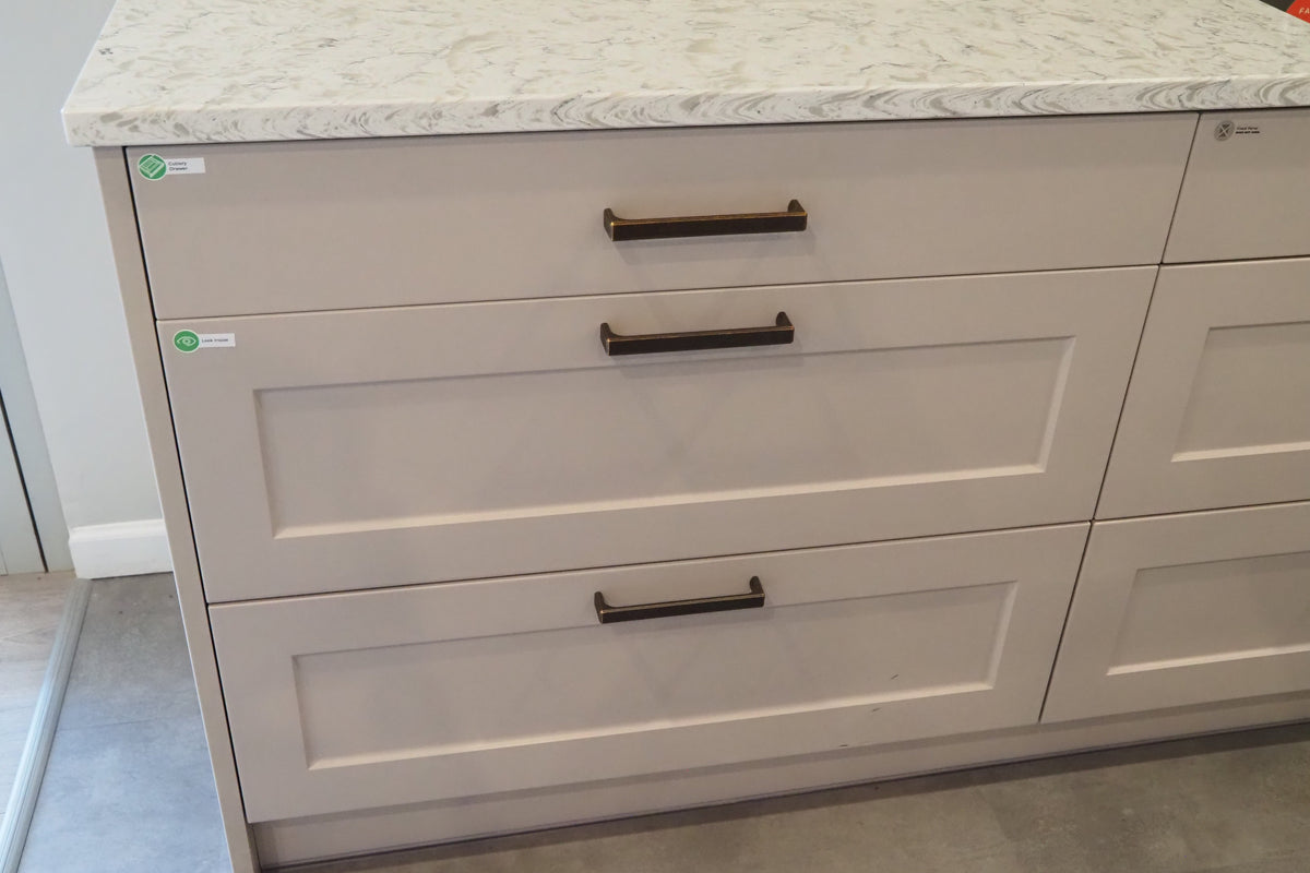 Wren Infinity Plus Shaker Chelsea Juratek Cashmere Matte Kitchen