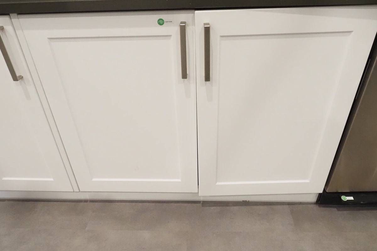 Wren Shaker Chelsea Juratek Pillow Matte Kitchen with JennAir Appliances