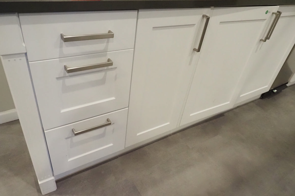 Wren Shaker Chelsea Juratek Pillow Matte Kitchen with JennAir Appliances