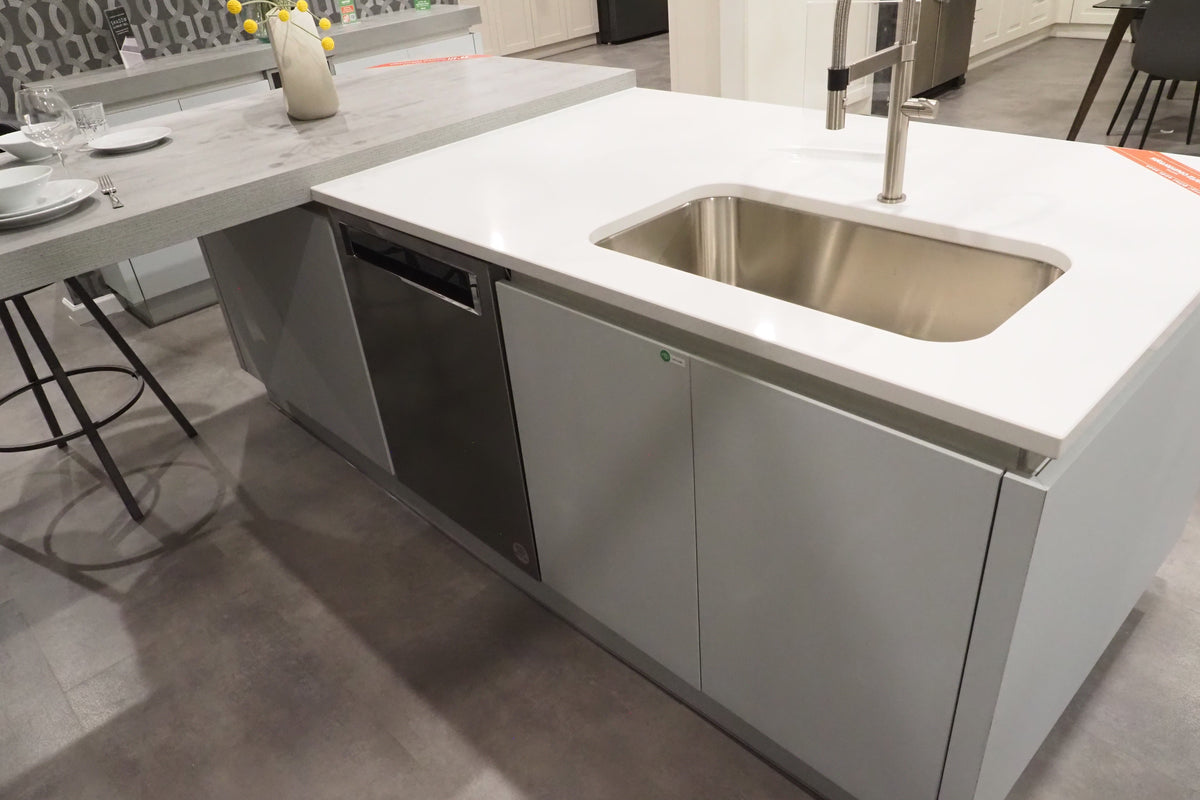 Wren Milano Modern Kitchen with Island & Appliances
