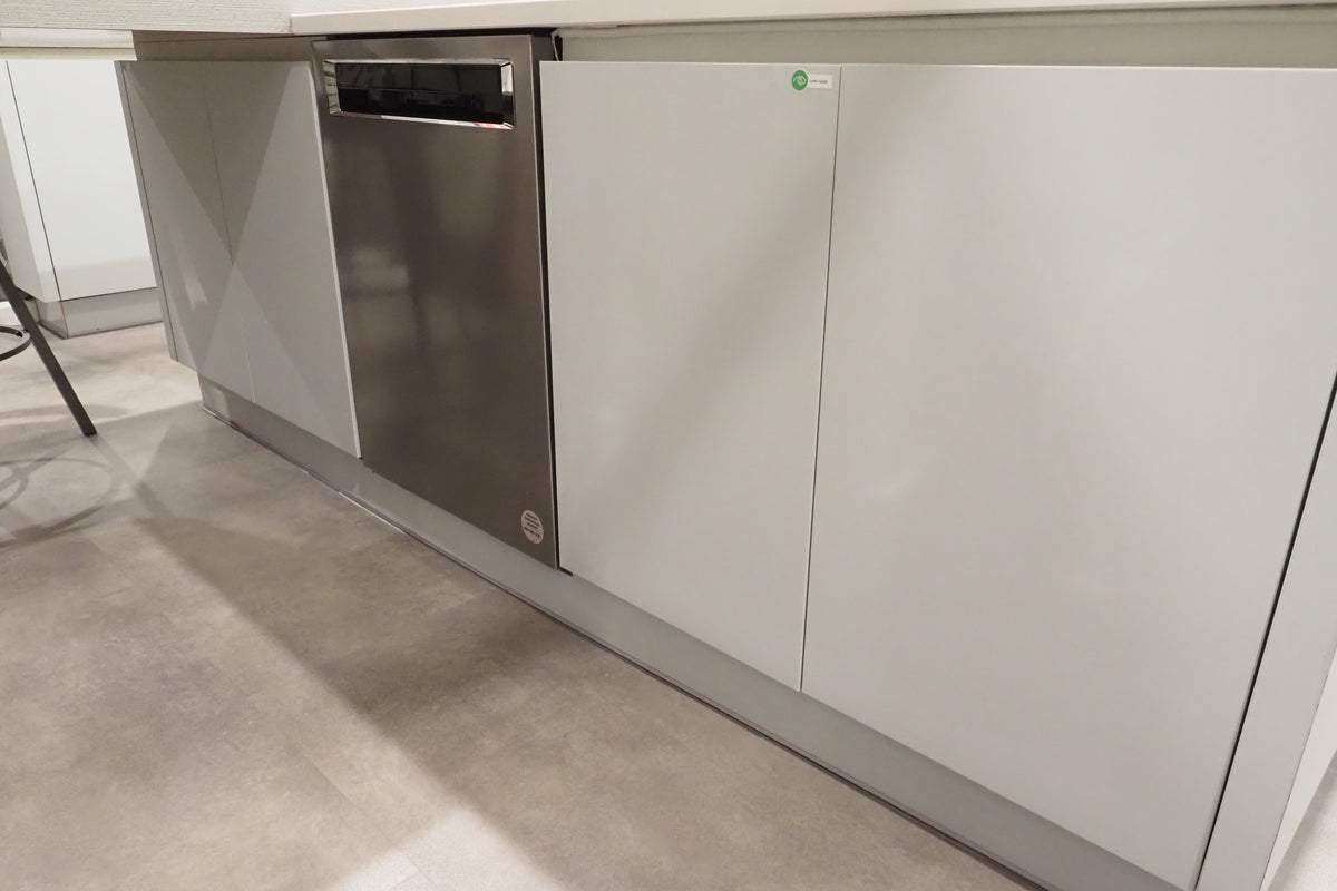 Wren Milano Modern Kitchen with Island & Appliances