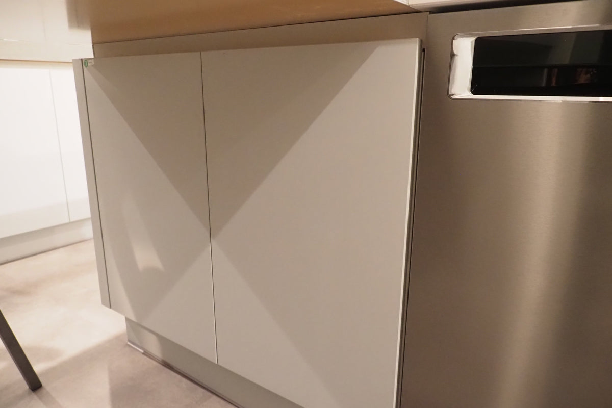 Wren Milano Modern Kitchen with Island & Appliances