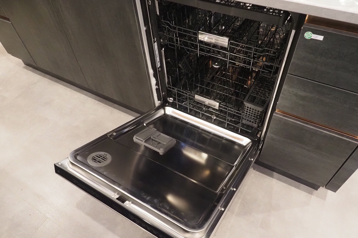 Wren Milano Modern Kitchen with Island & JennAir Appliances