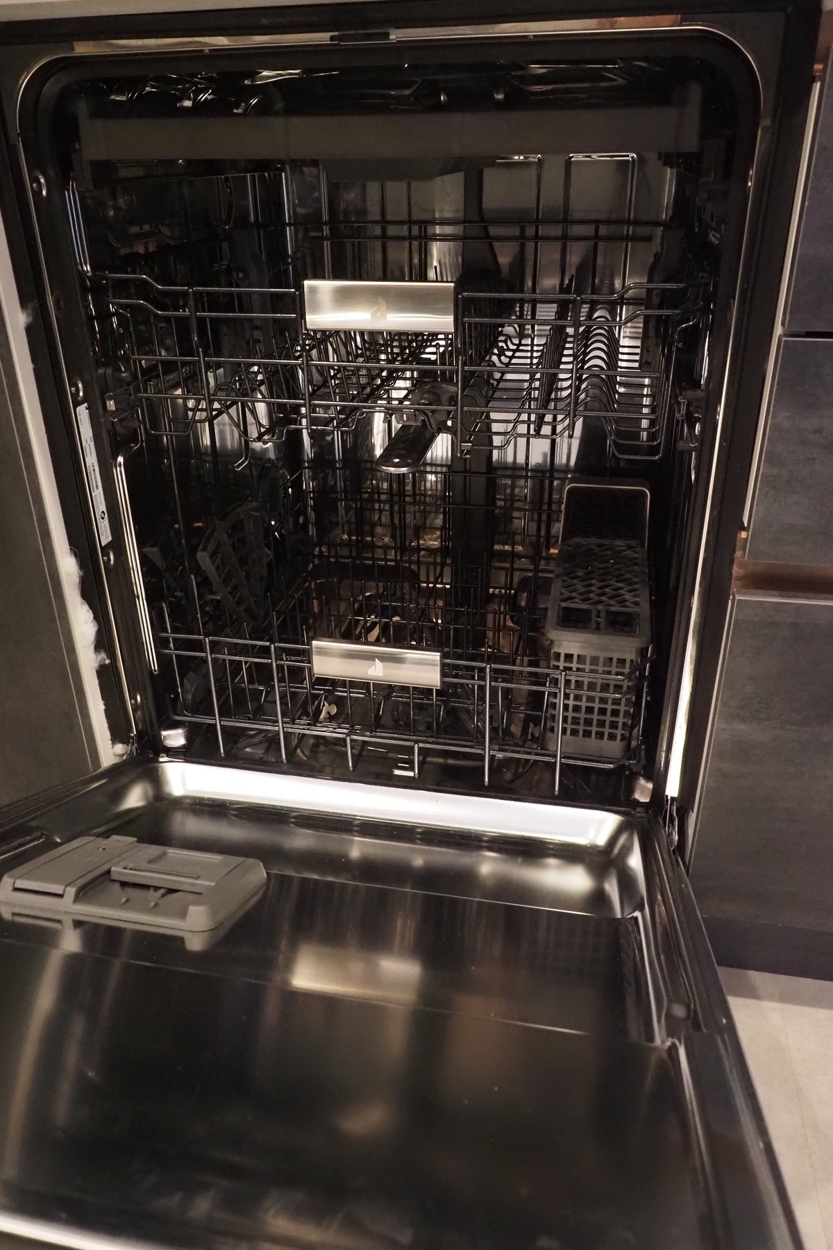 Wren Milano Modern Kitchen with Island & JennAir Appliances
