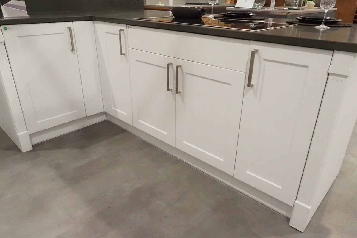 Wren Shaker Chelsea Juratek Pillow Matte Kitchen with JennAir Appliances
