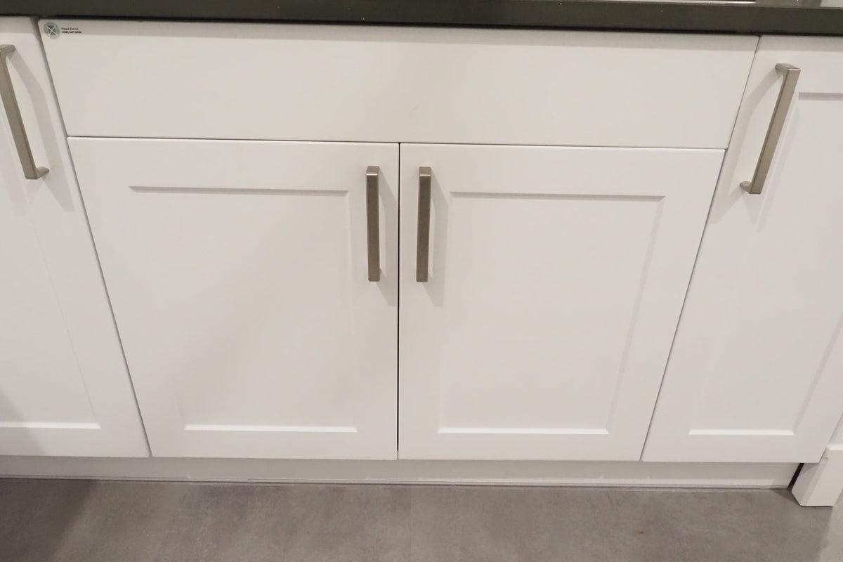 Wren Shaker Chelsea Juratek Pillow Matte Kitchen with JennAir Appliances