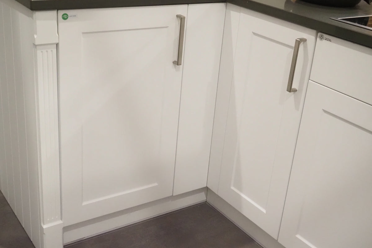 Wren Shaker Chelsea Juratek Pillow Matte Kitchen with JennAir Appliances