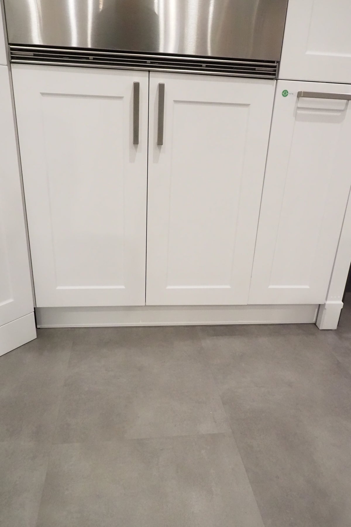 Wren Shaker Chelsea Juratek Pillow Matte Kitchen with JennAir Appliances