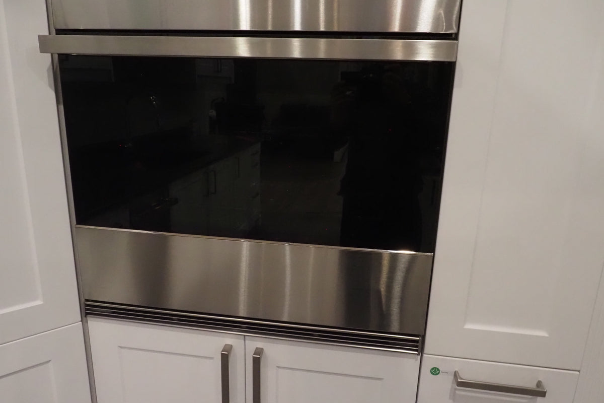 Wren Shaker Chelsea Juratek Pillow Matte Kitchen with JennAir Appliances