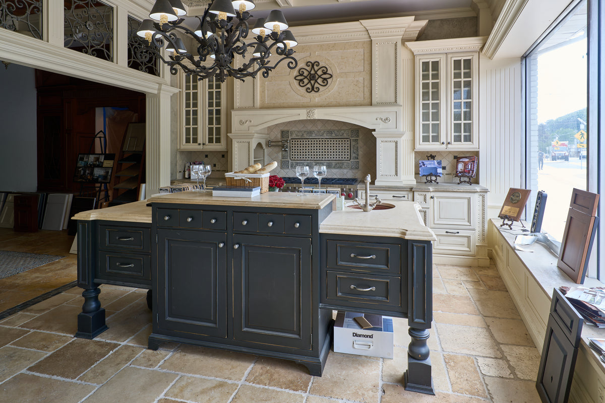 Luxury showroom display custom wood kitchen cabinets with raised panel doors