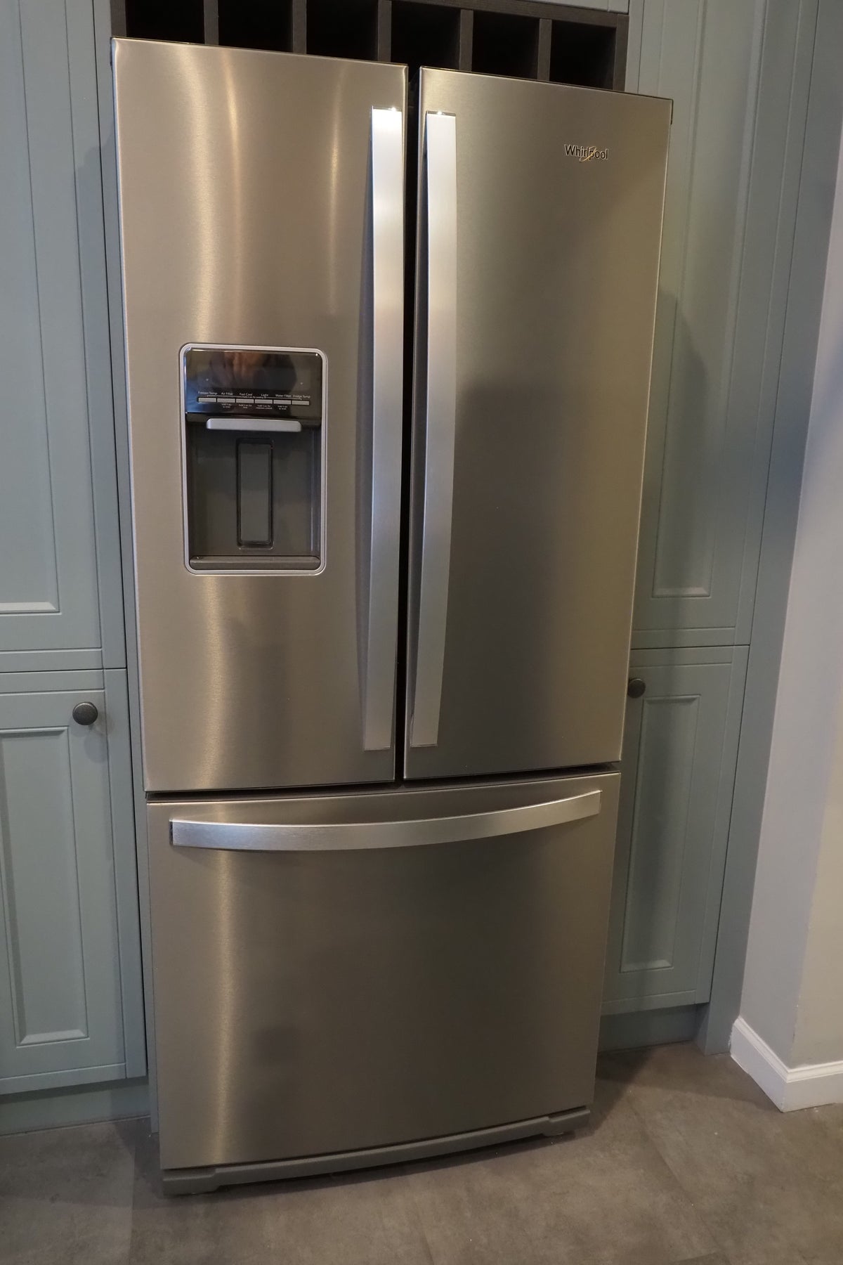 Wren Shaker Sage Green Matte Kitchen with Appliances