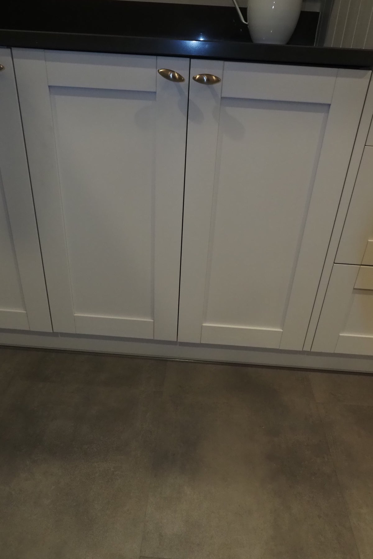 Wren Shaker Forest Classic Chalk White Grain Kitchen