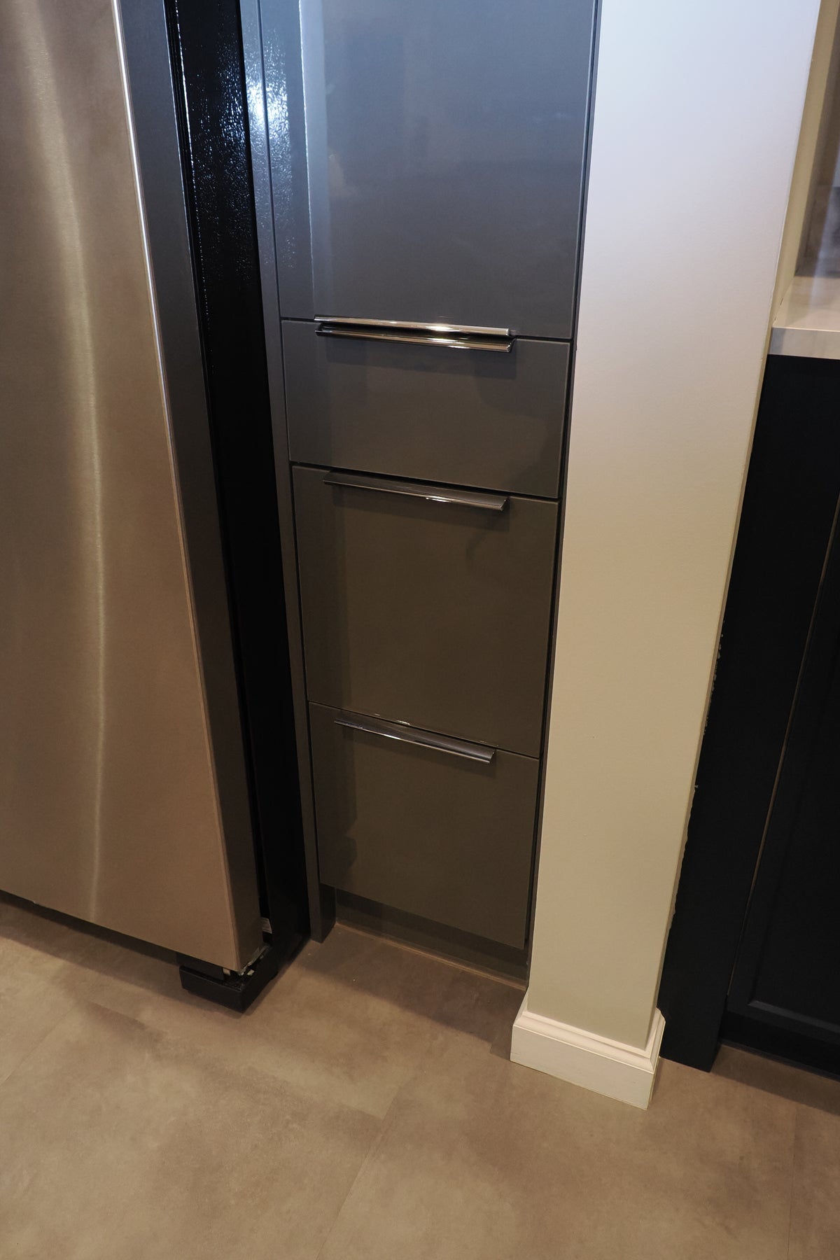 Wren Autograph Lava Gray Gloss Kitchen