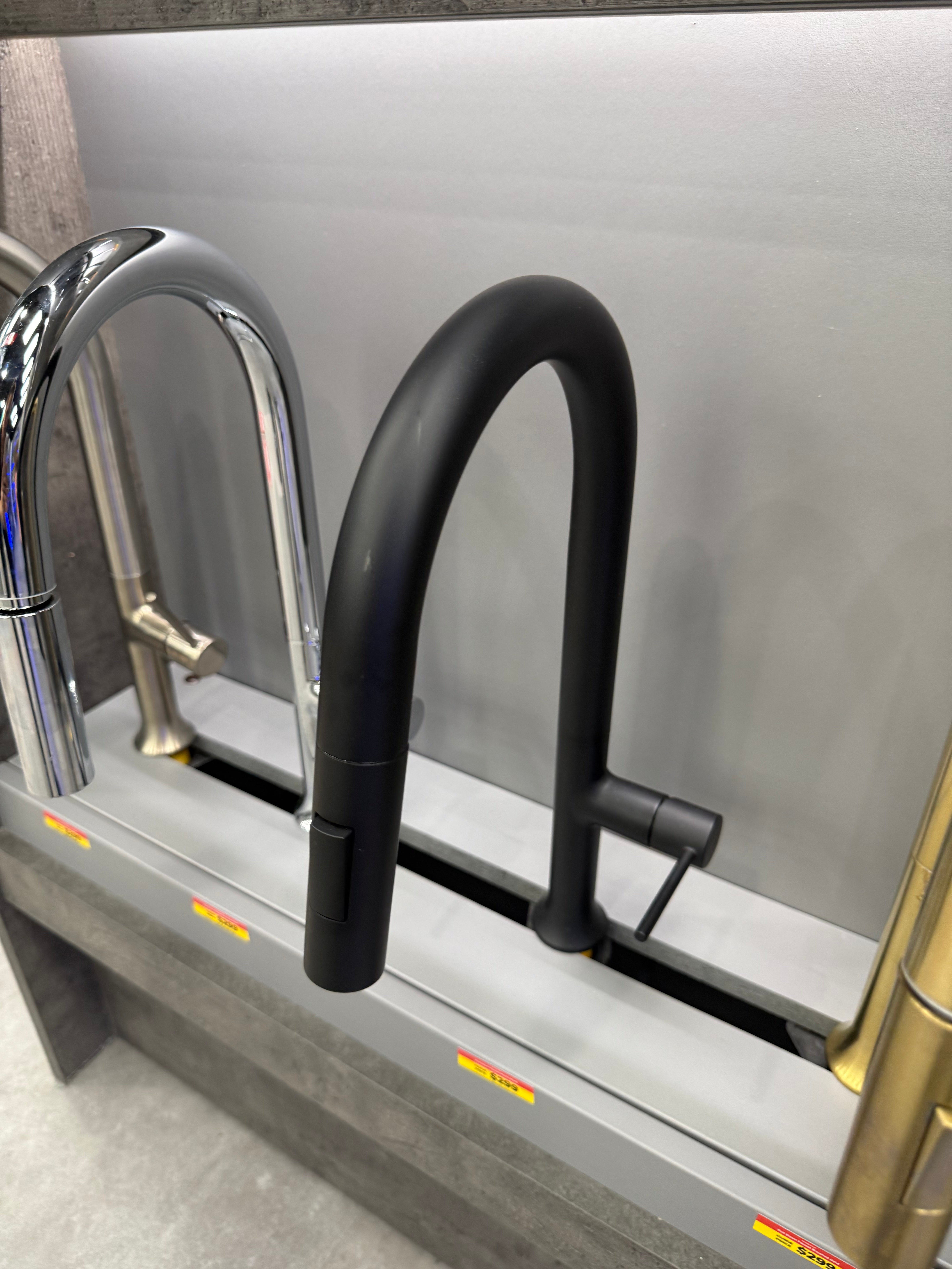 Single Lever Pull Down Kitchen Faucet in Matte Black