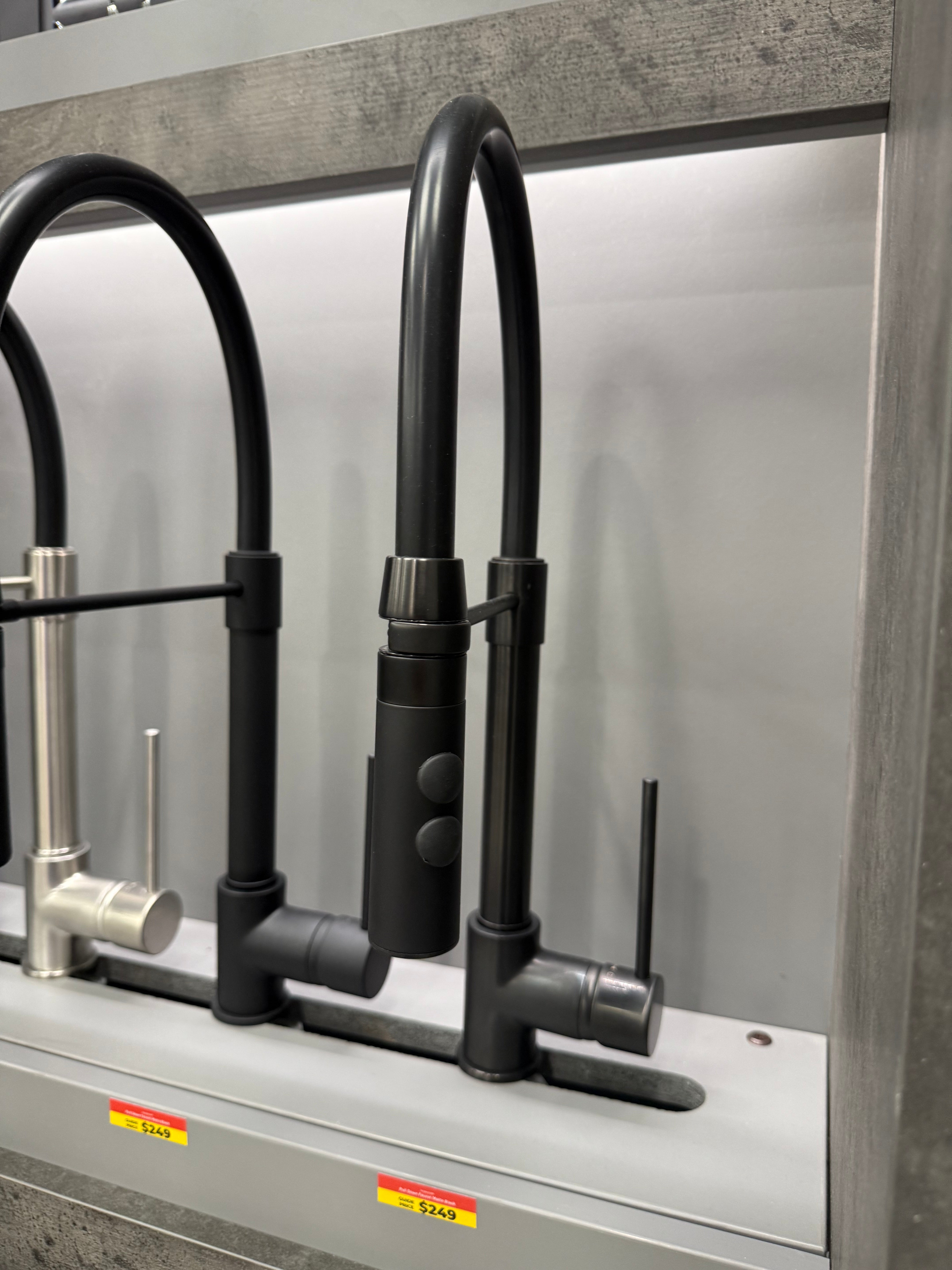 Single Lever Pull Out Kitchen Faucet in Matte Black
