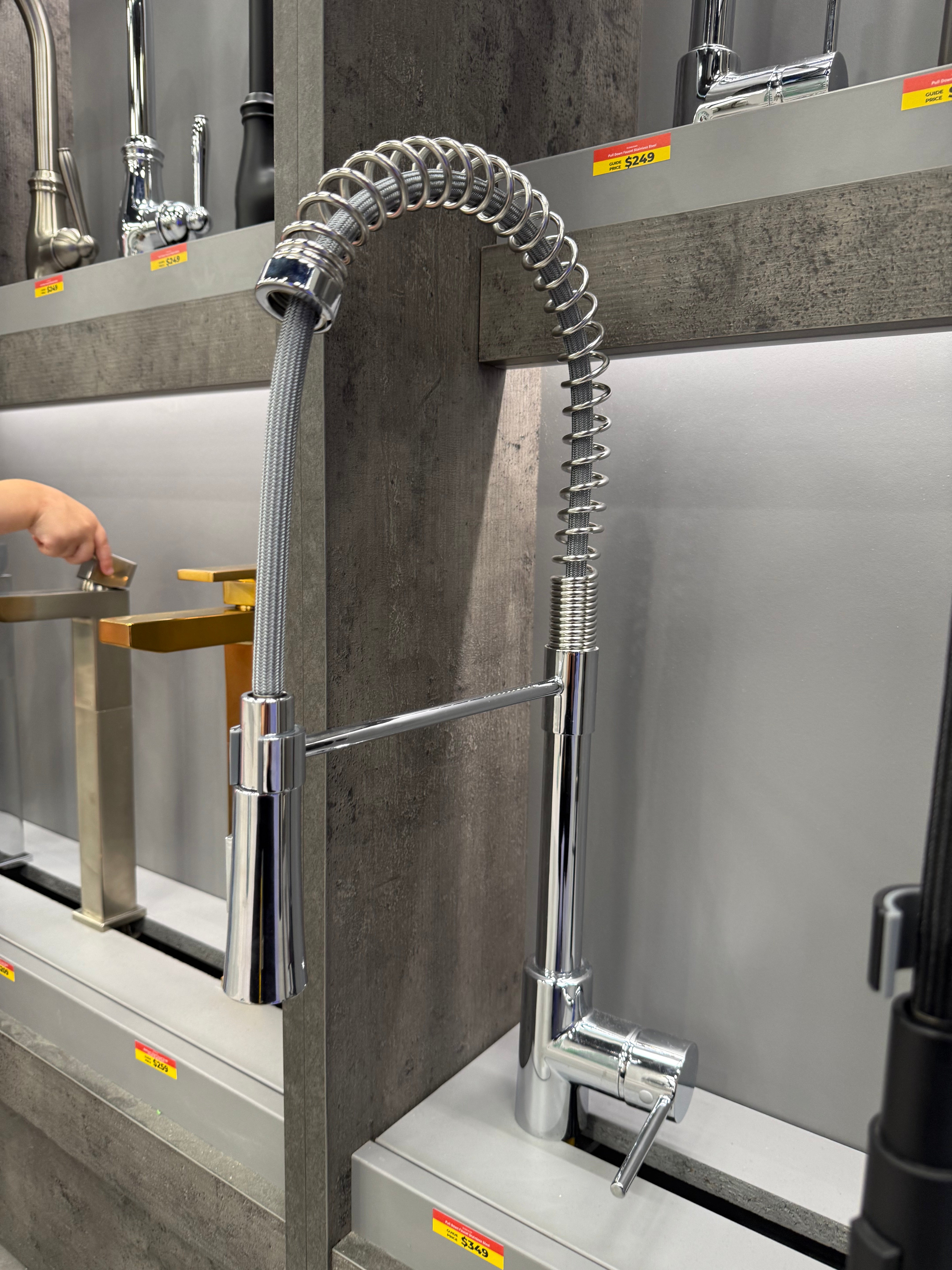Single Lever Pull Out Kitchen Faucet in Polished Chrome