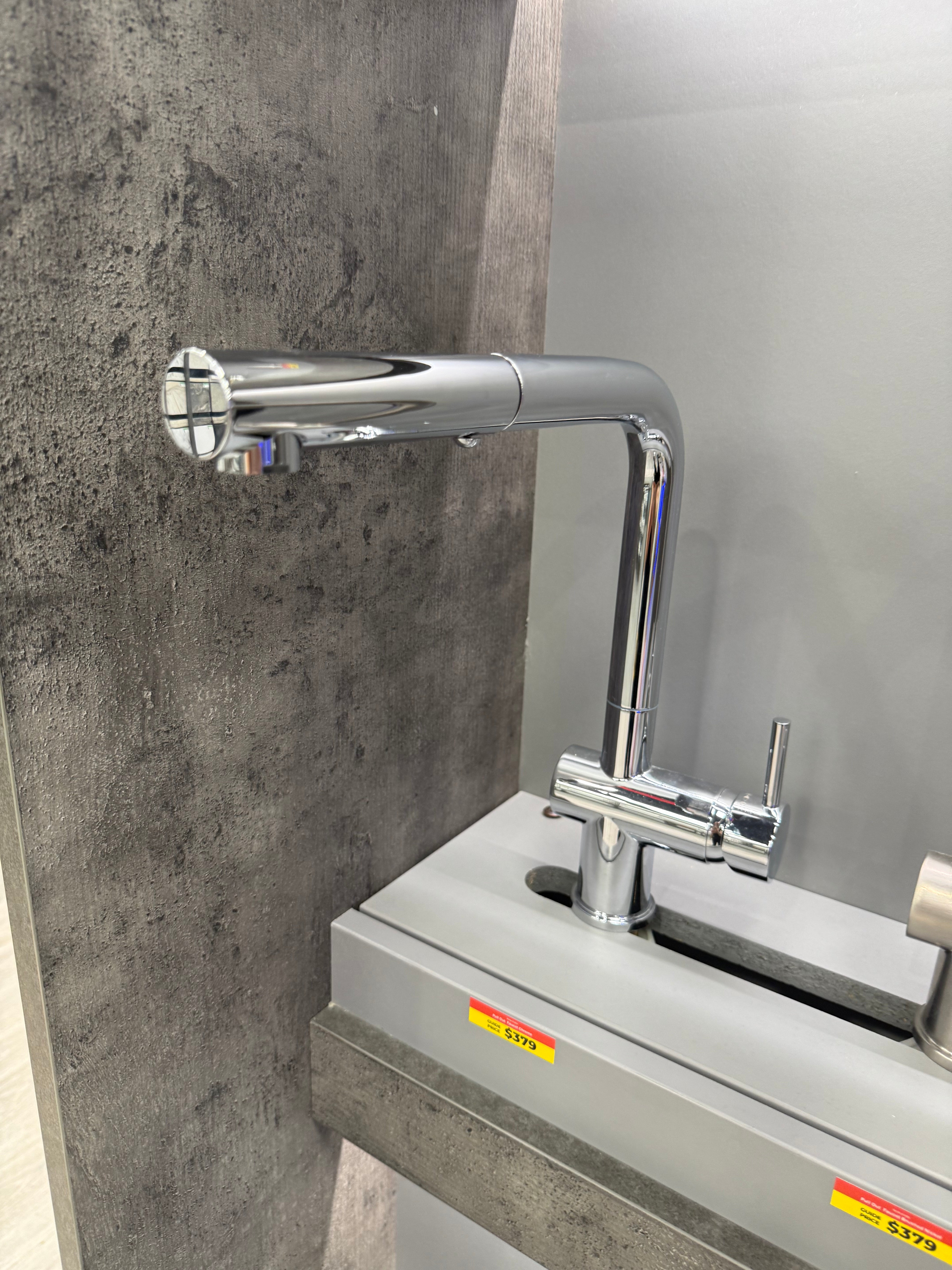 Single Lever Pull Out Kitchen Faucet in Polished Chrome