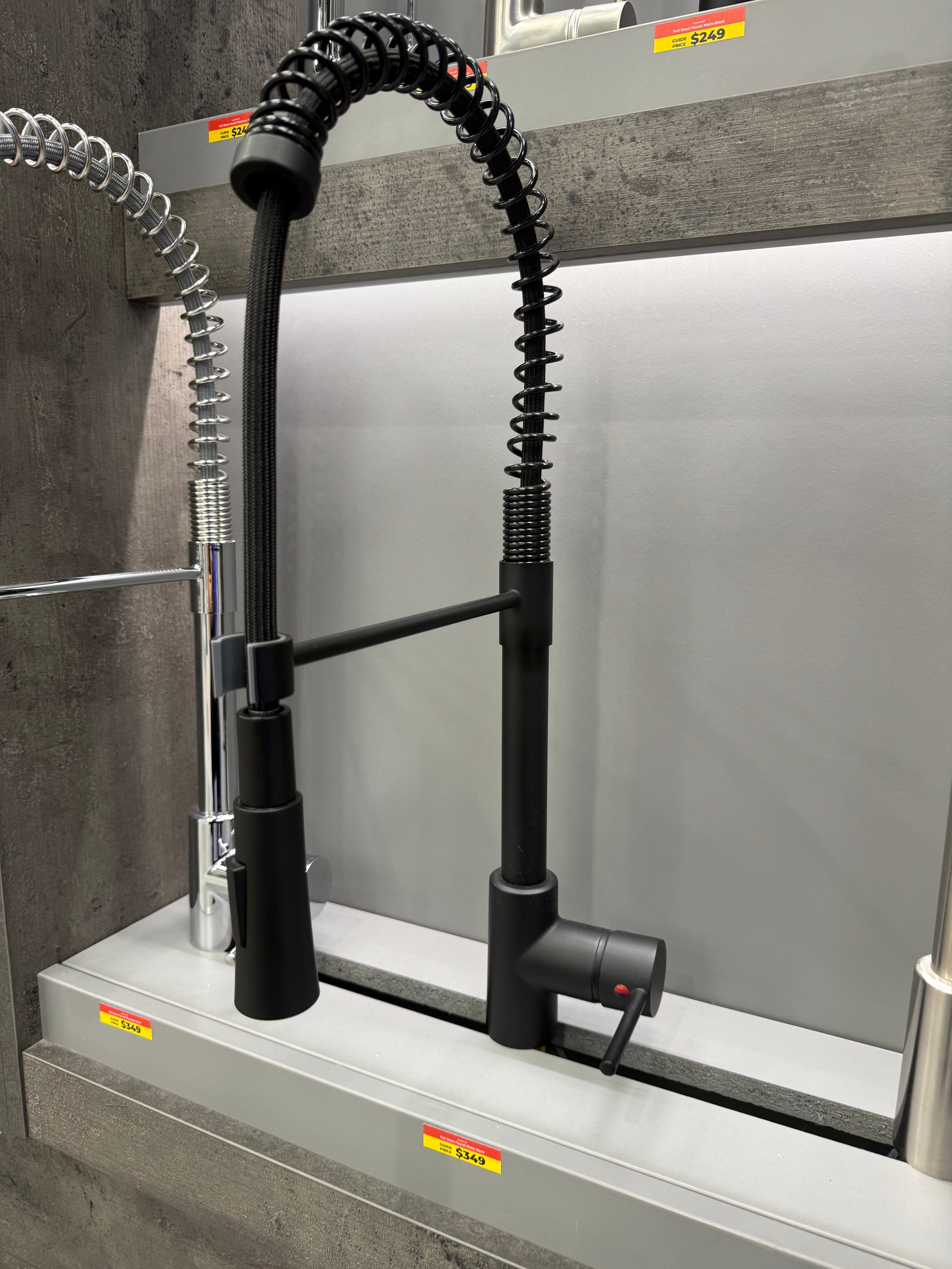 Single Lever Pull Out Kitchen Faucet in Matte Black