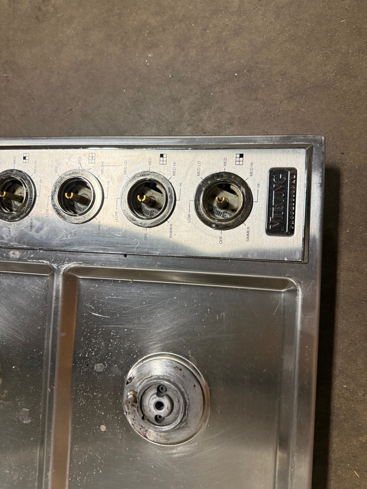 Commercial style built-in cooktop with 6 sealed burners and continuous grate