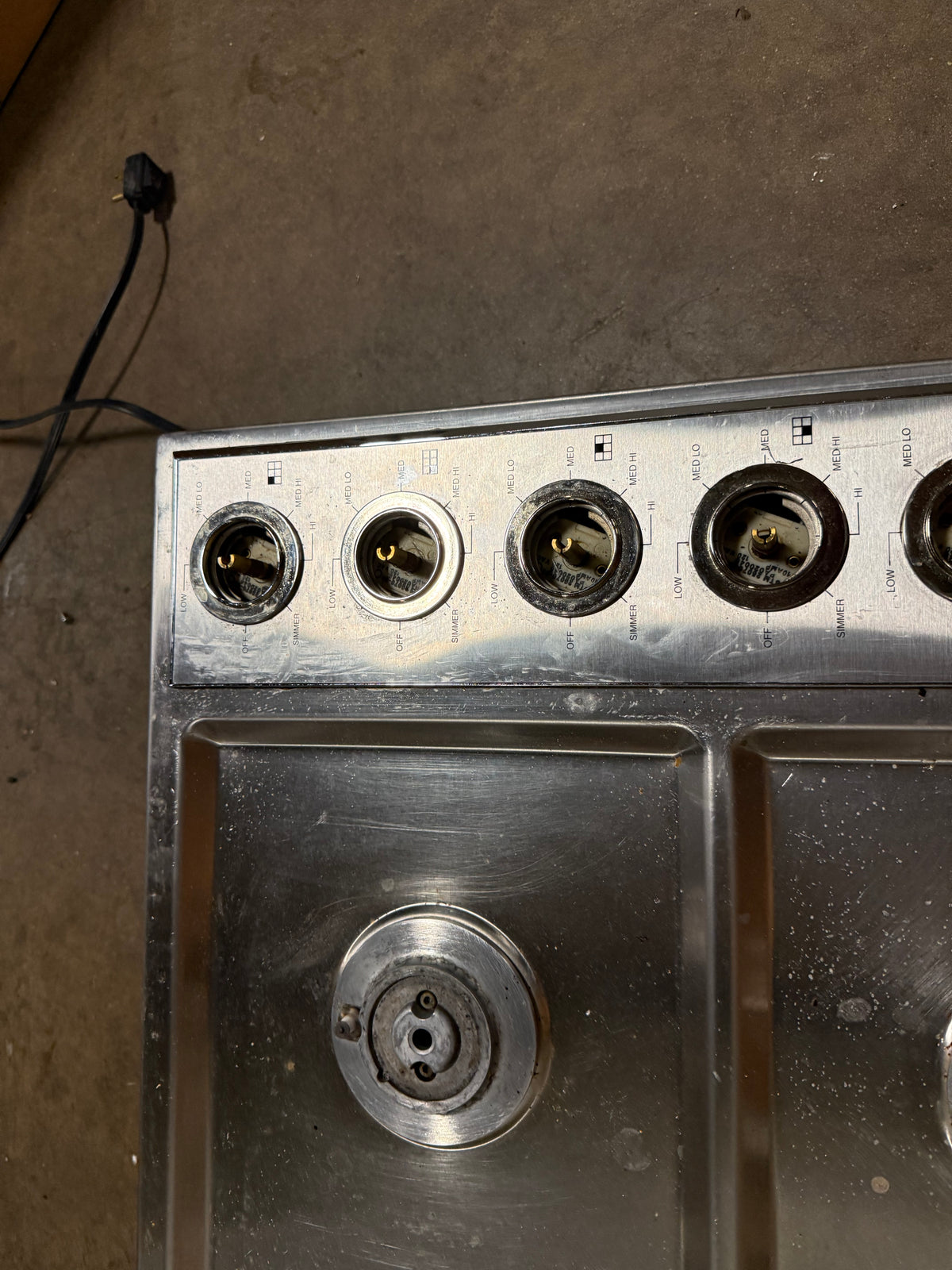 High-end heavy-duty stainless steel gas cooktop with metal control knobs