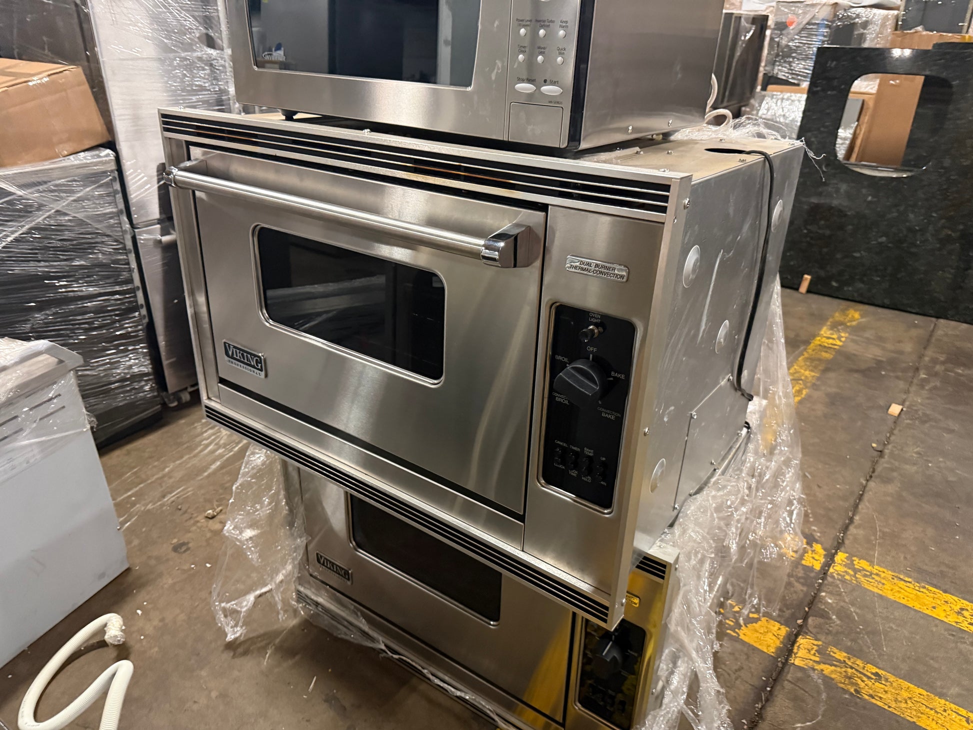 Viking Professional 36 inch built-in single gas wall oven VGSO166 in stainless steel
