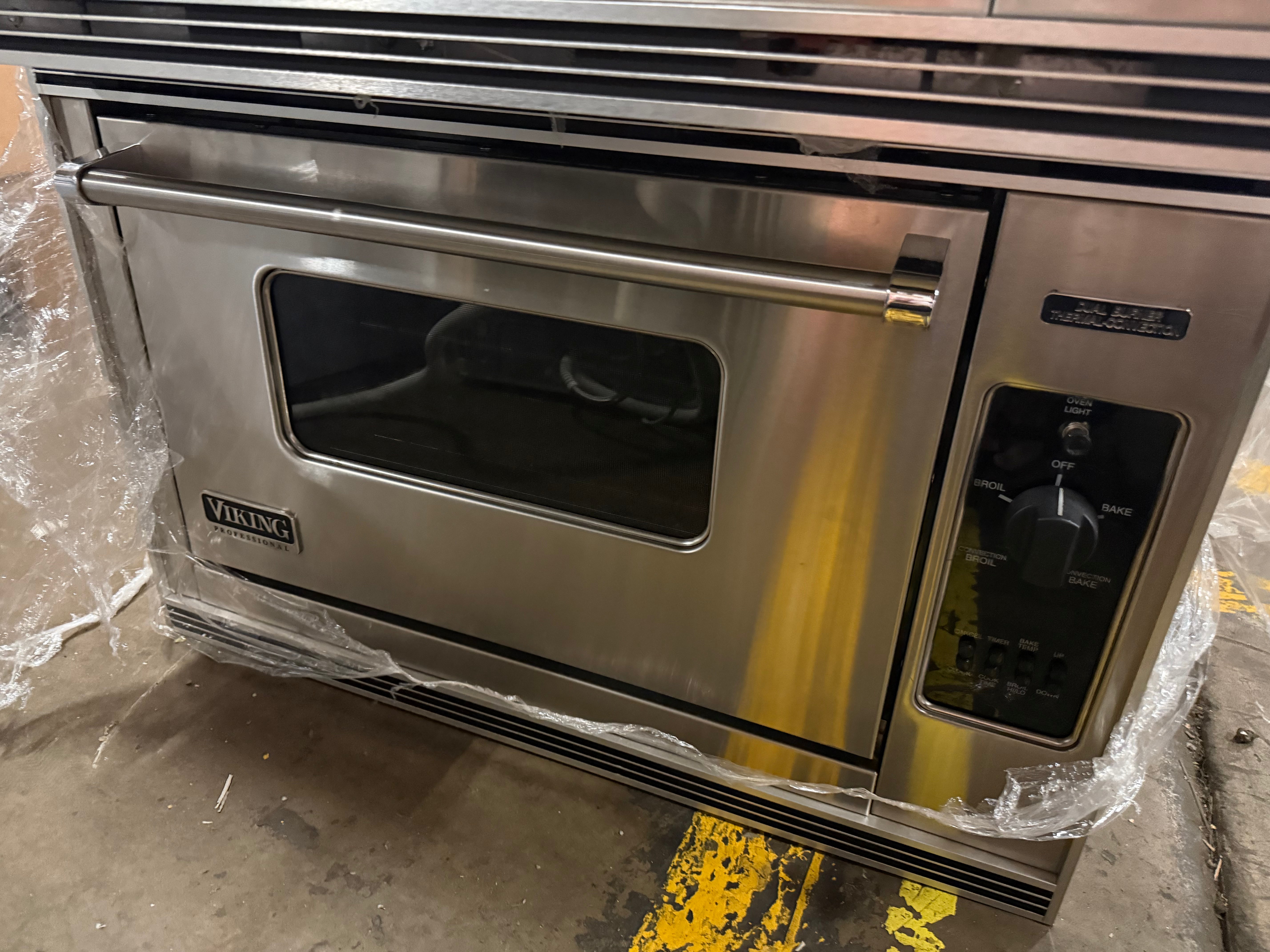 Viking Professional 36 inch built-in single gas wall oven open door view VGSO166