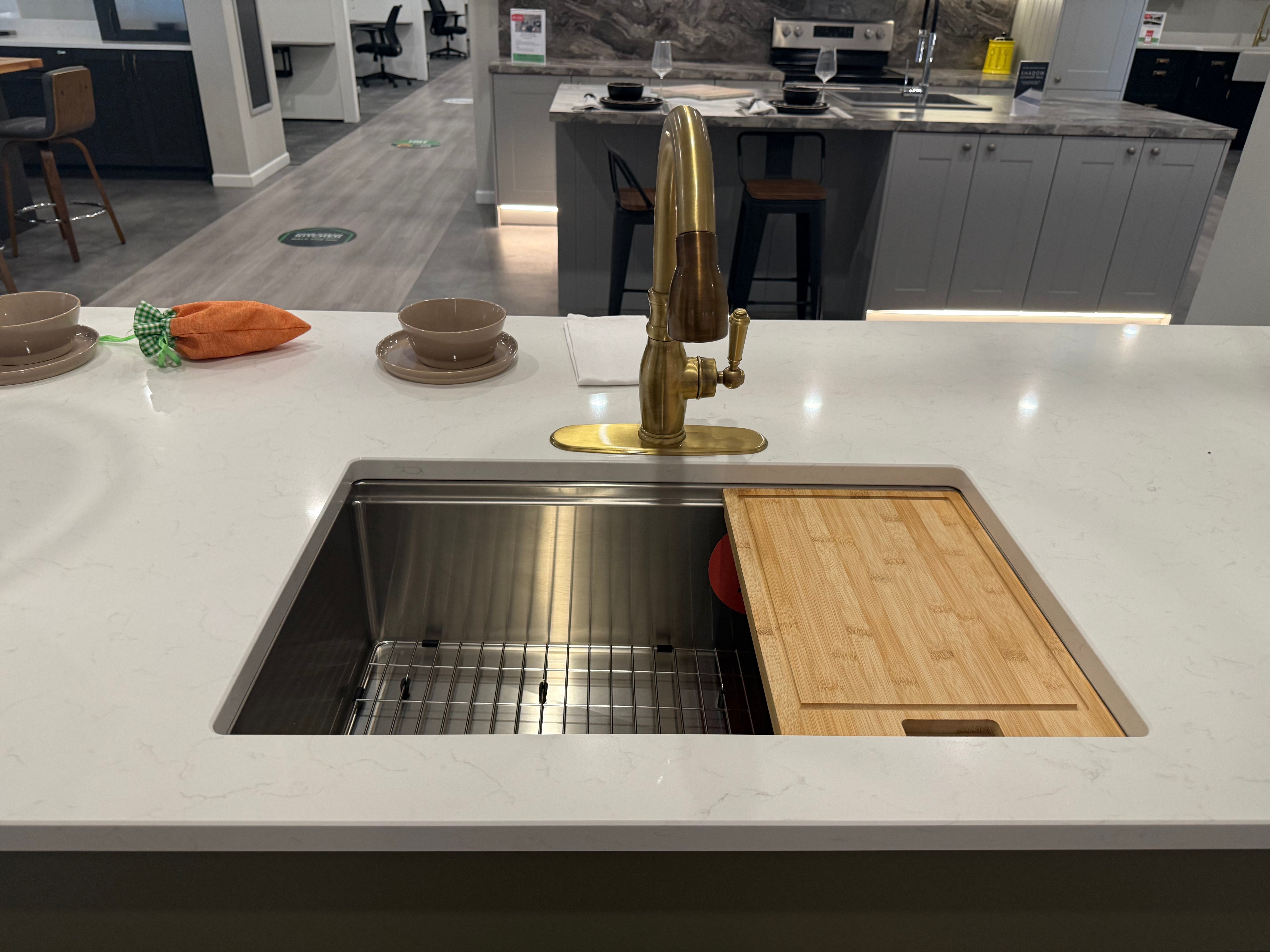 Wren Shaker Chelsea Juratek Olive Green & Ceramic Matte Kitchen