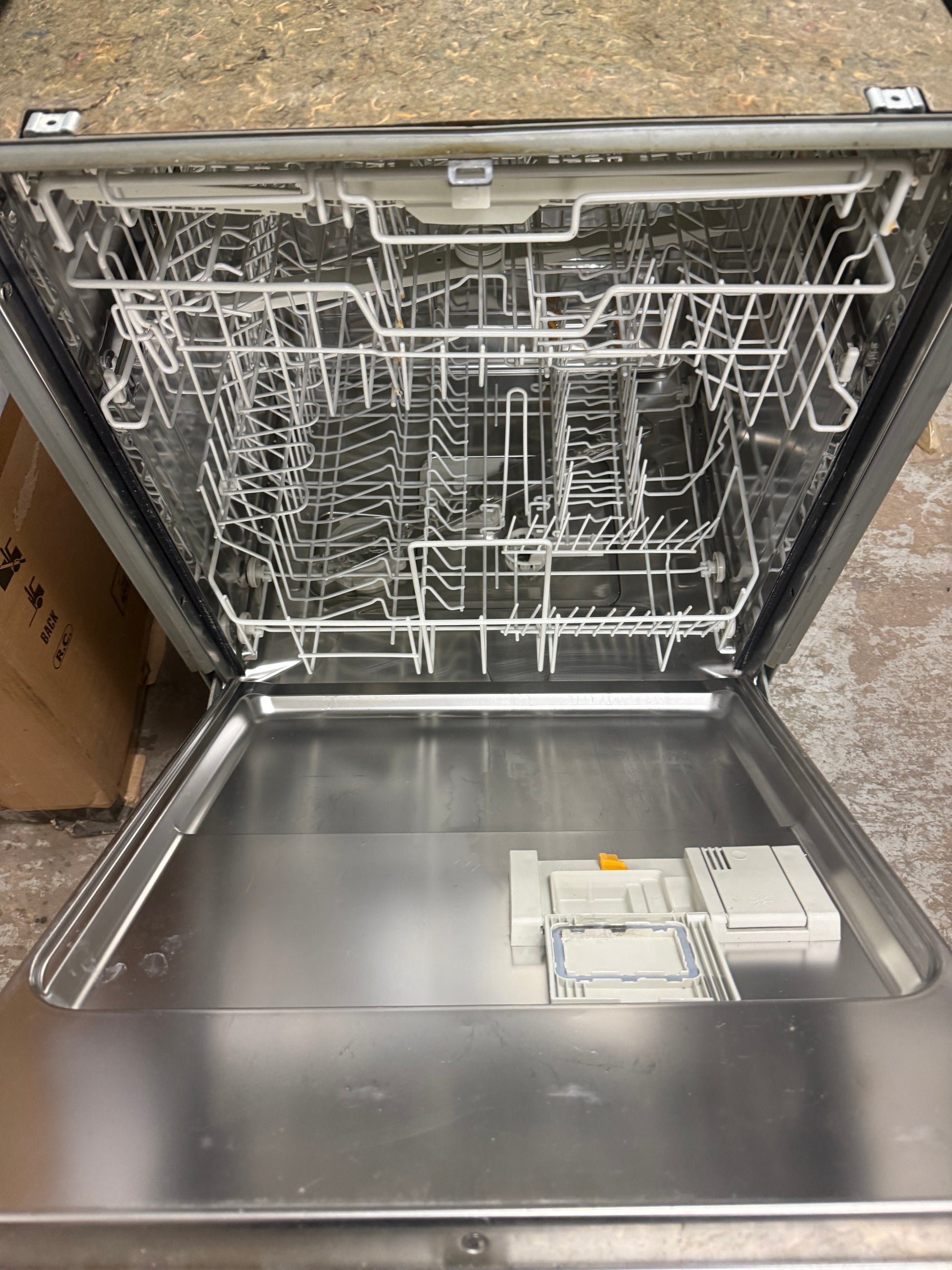 Close up of Miele G1472SCVI cutlery tray and flexible basket interior