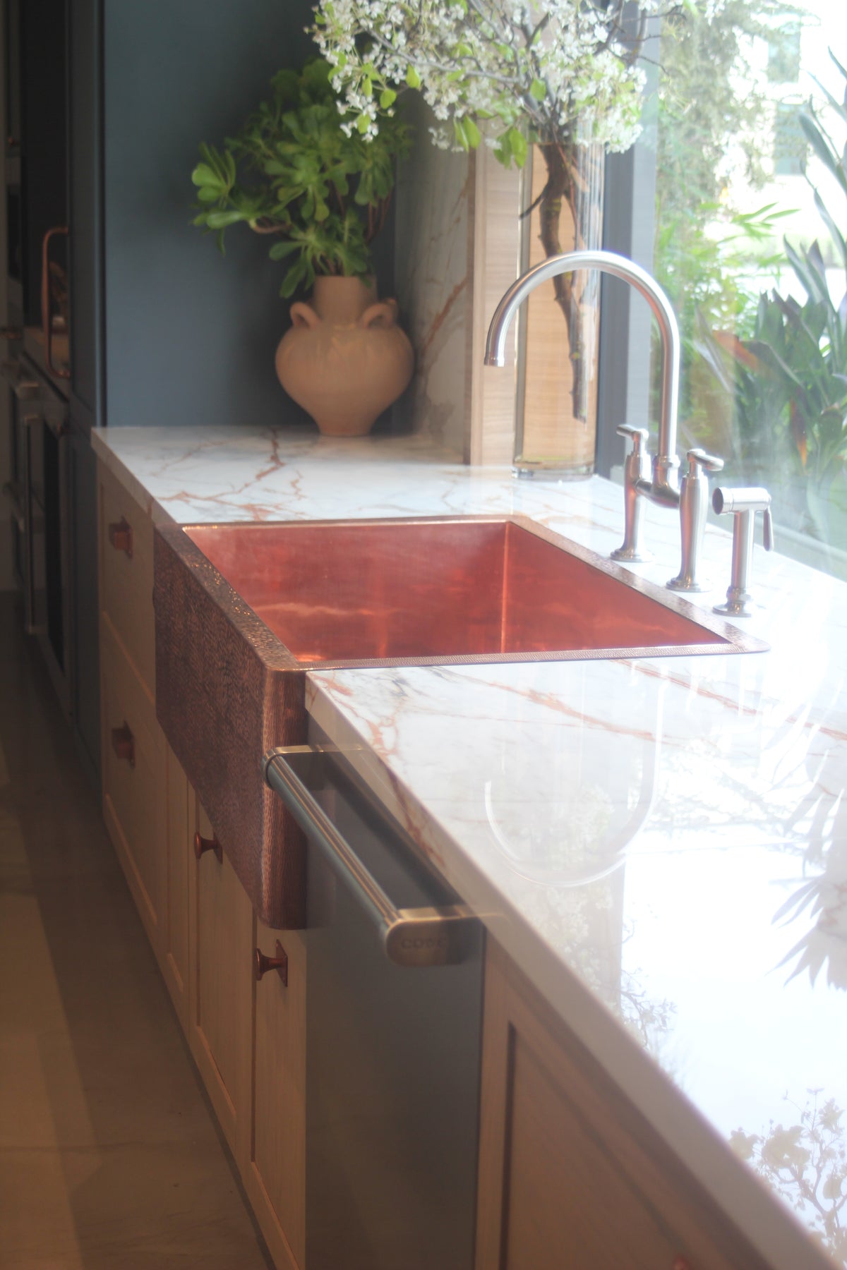 Albero Comodoro Green & Oak Veneer Kitchen with Wolf & Sub-Zero Appliances