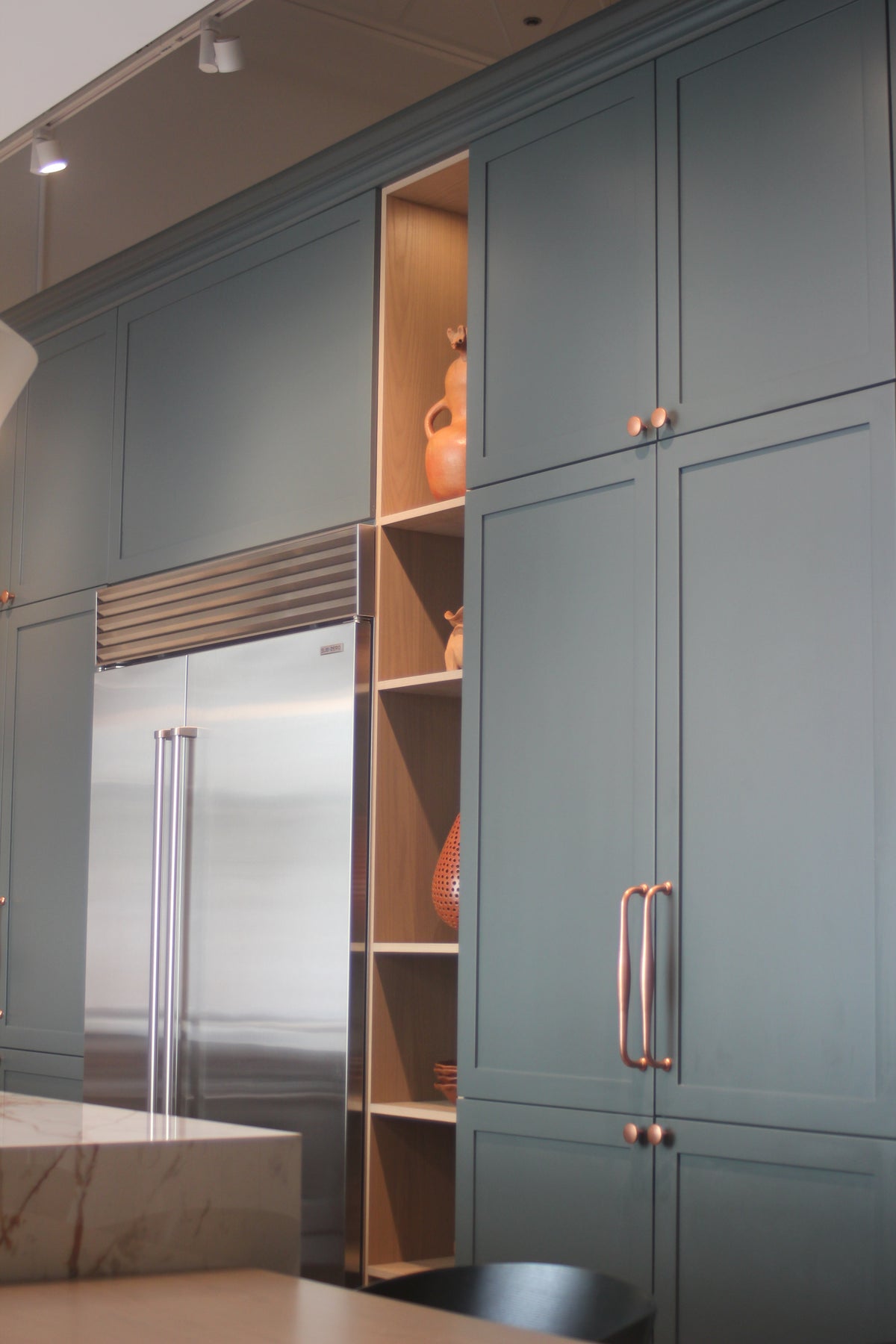 Albero Comodoro Green & Oak Veneer Kitchen with Wolf & Sub-Zero Appliances
