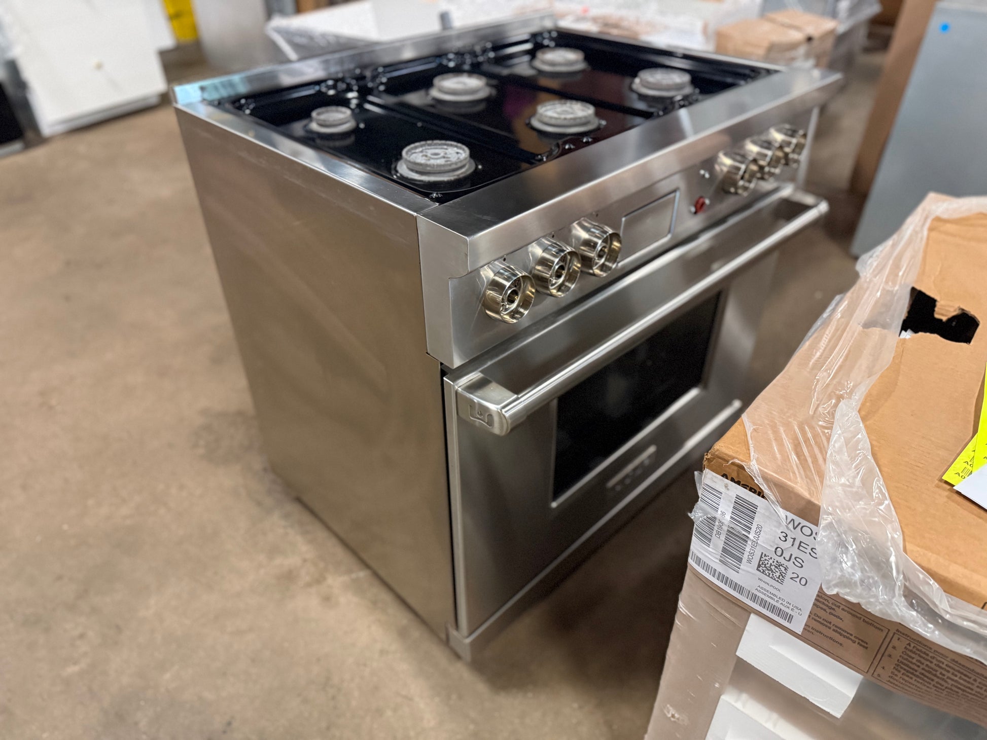 Luxury professional cooking range with dual-stacked sealed burners and convection oven