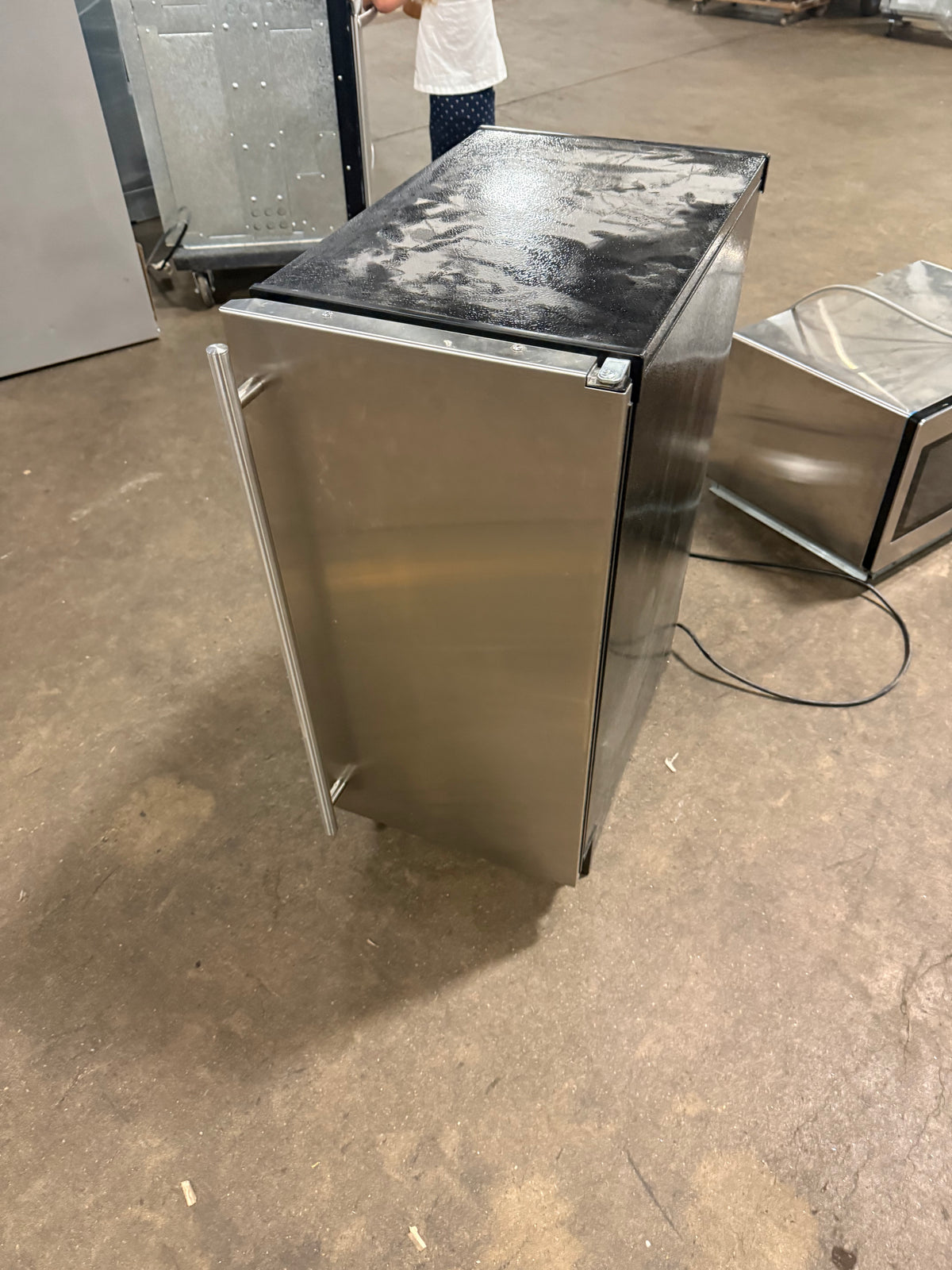 Luxury undercounter commercial style ice machine with professional handle