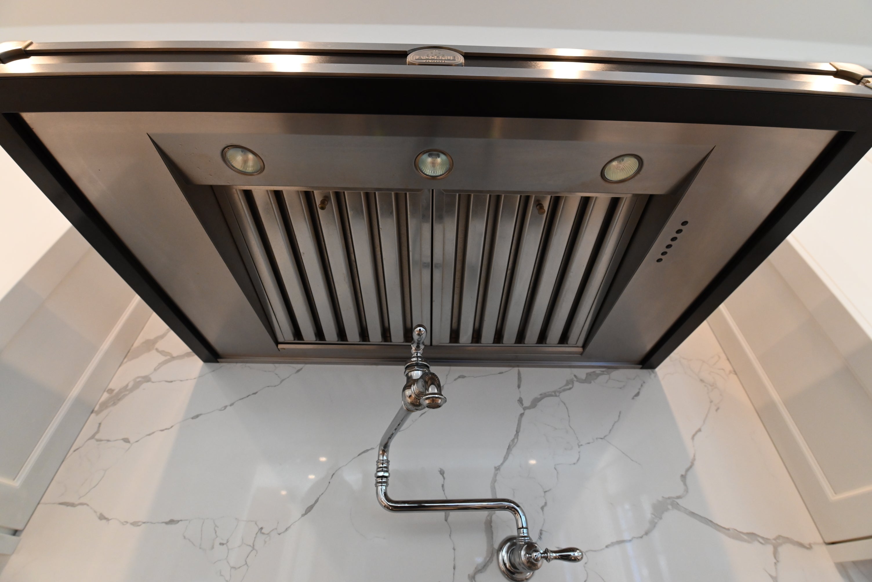 La Cornue CornuFé 44 Black & Nickel Dual Fuel Range with Matching Hood