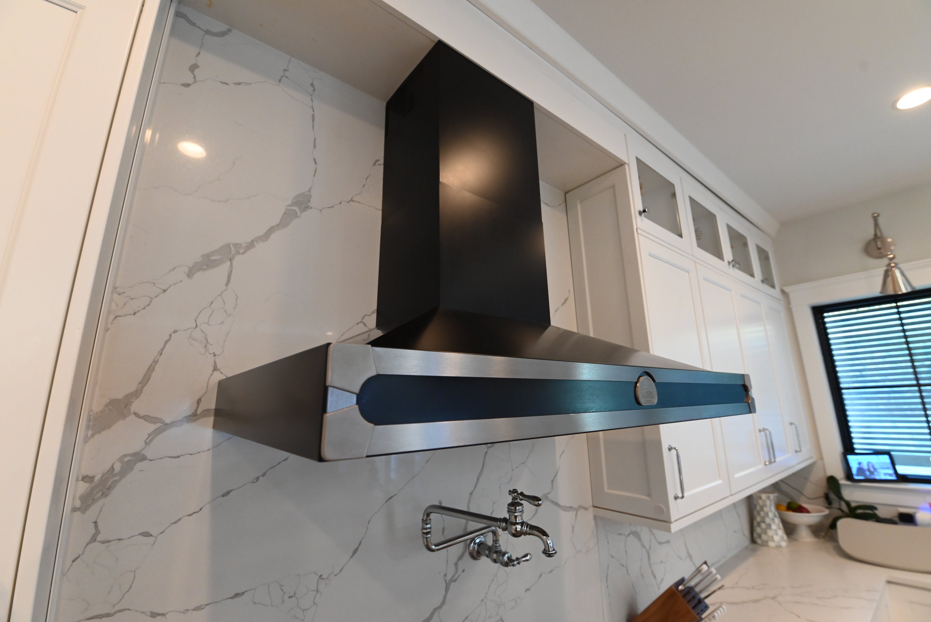 La Cornue CornuFé 44 Black & Nickel Dual Fuel Range with Matching Hood