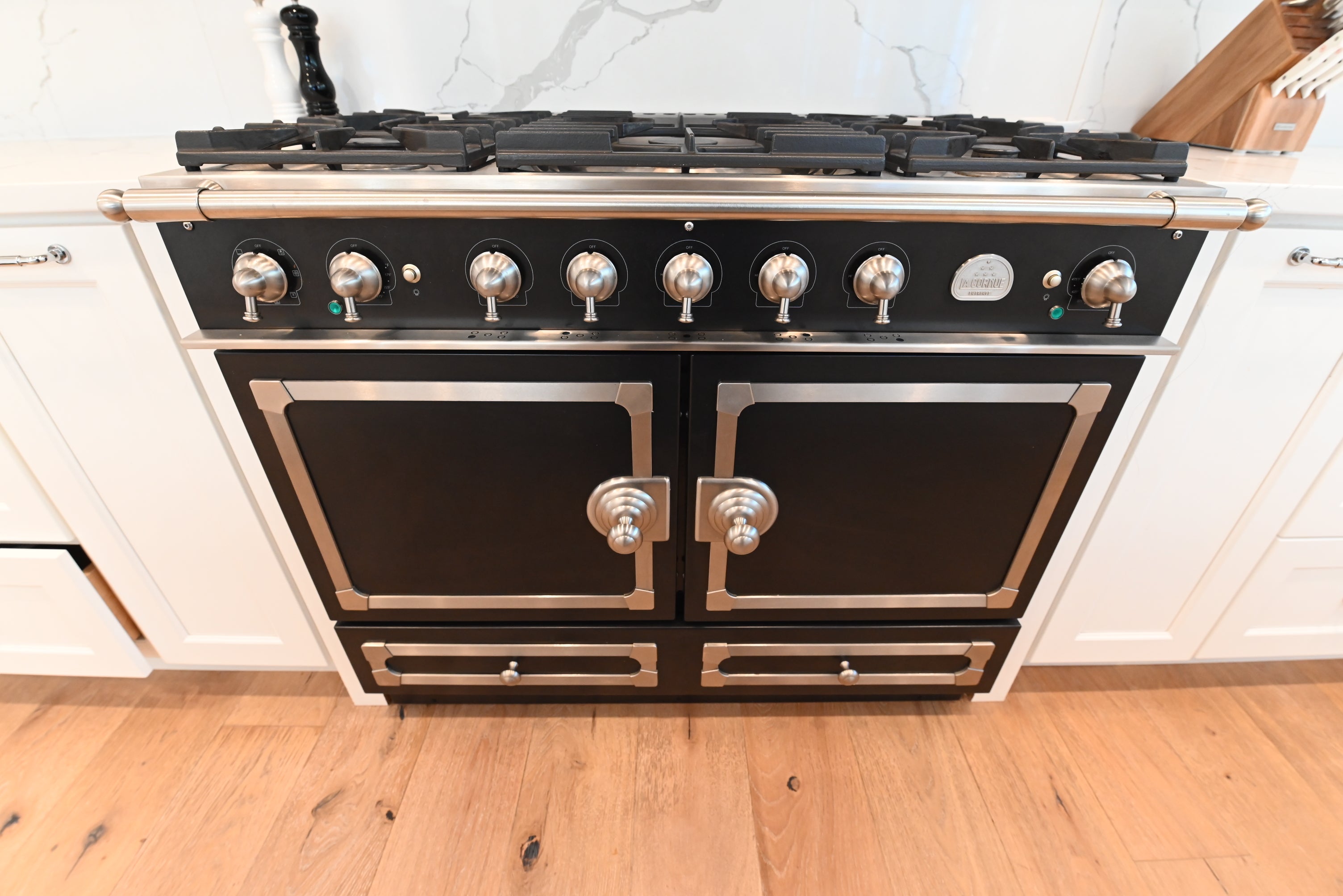 Luxury French 44 inch dual fuel cooktop showing five solid brass burners and continuous cast iron grates