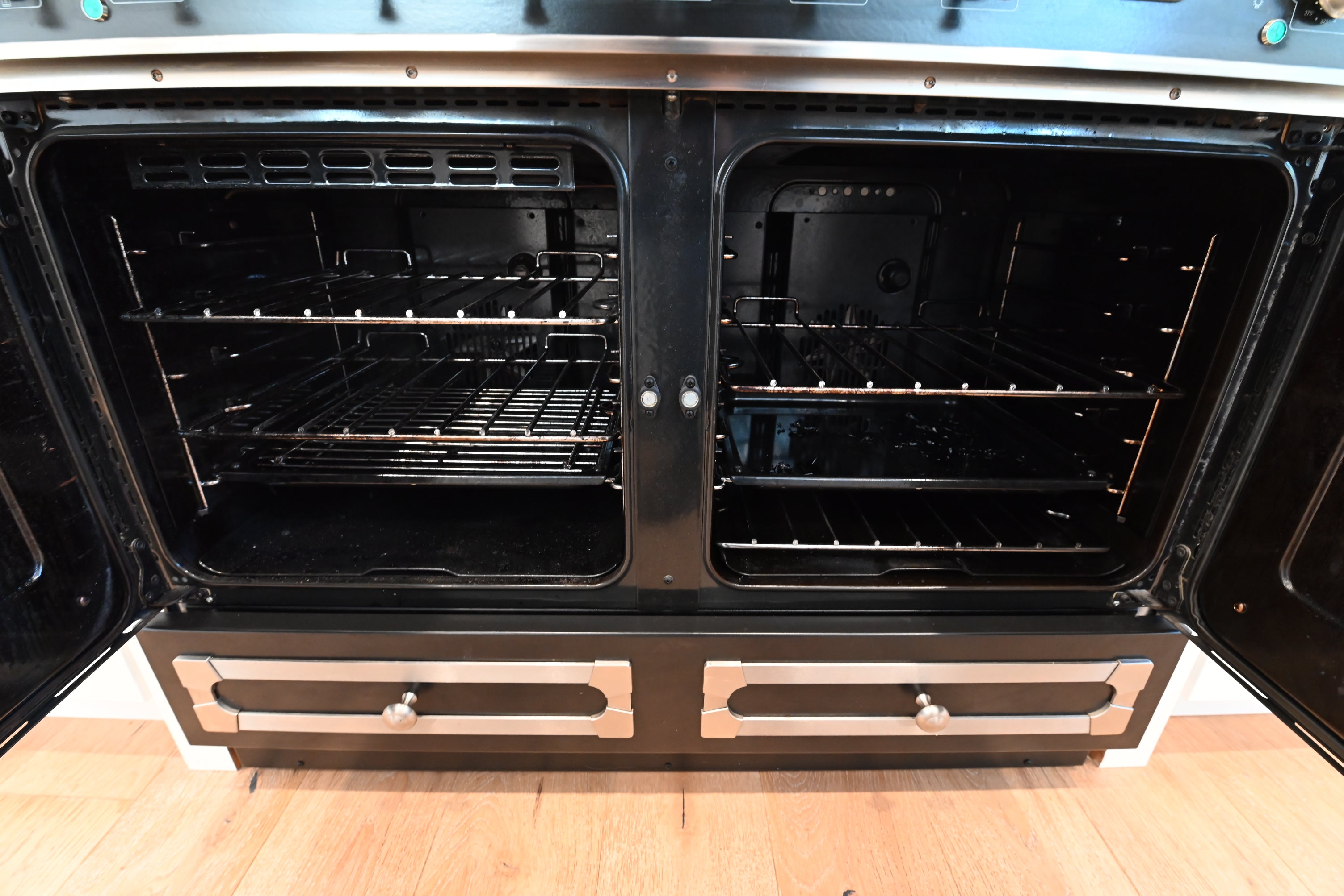 La Cornue CornuFé 44 Black & Nickel Dual Fuel Range with Matching Hood