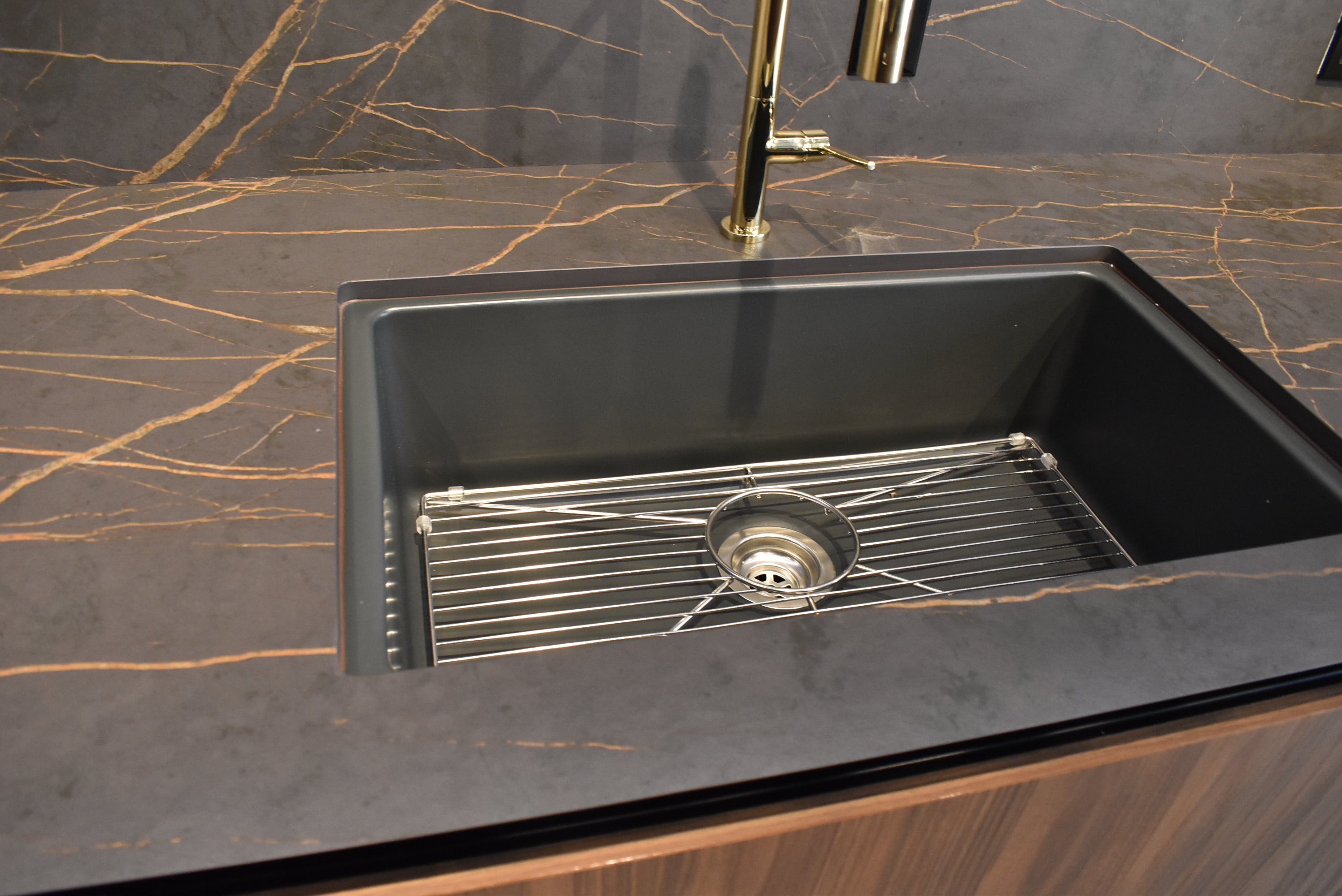 Azzurri Casa Dubai Style Modern Kitchen with Dekton Countertops and Monogram Appliances