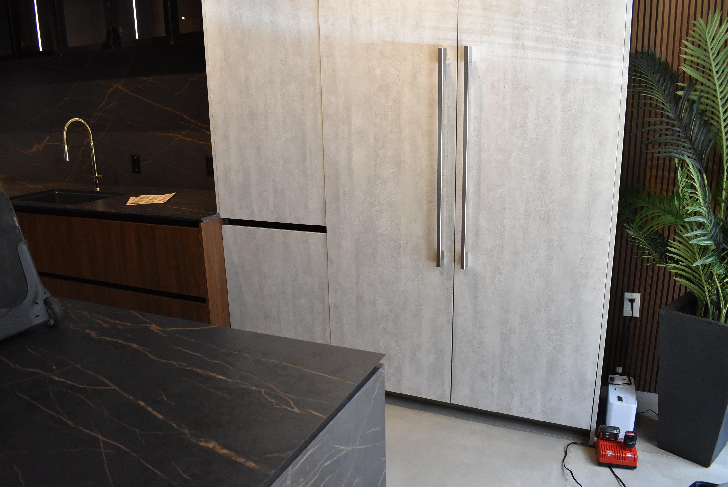 Azzurri Casa Dubai Style Modern Kitchen with Dekton Countertops and Monogram Appliances