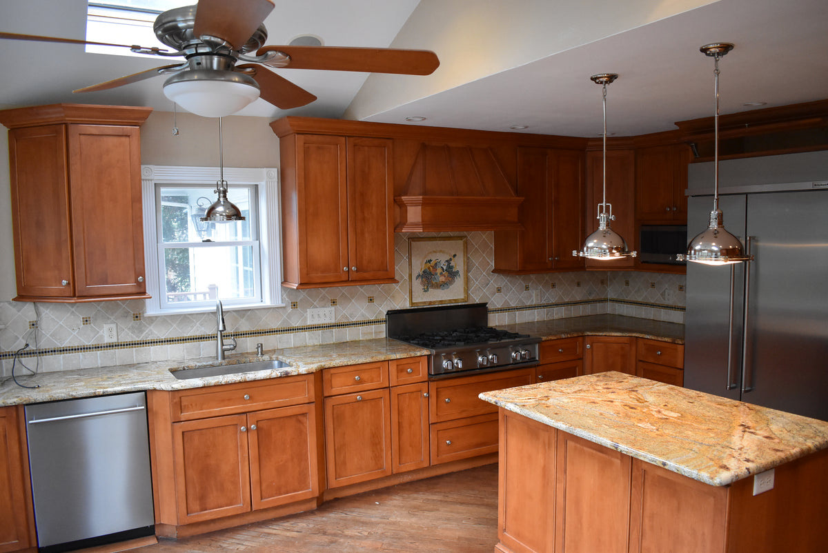 Christiana Cabinetry Strawberry Traditional Pre-Owned Kitchen