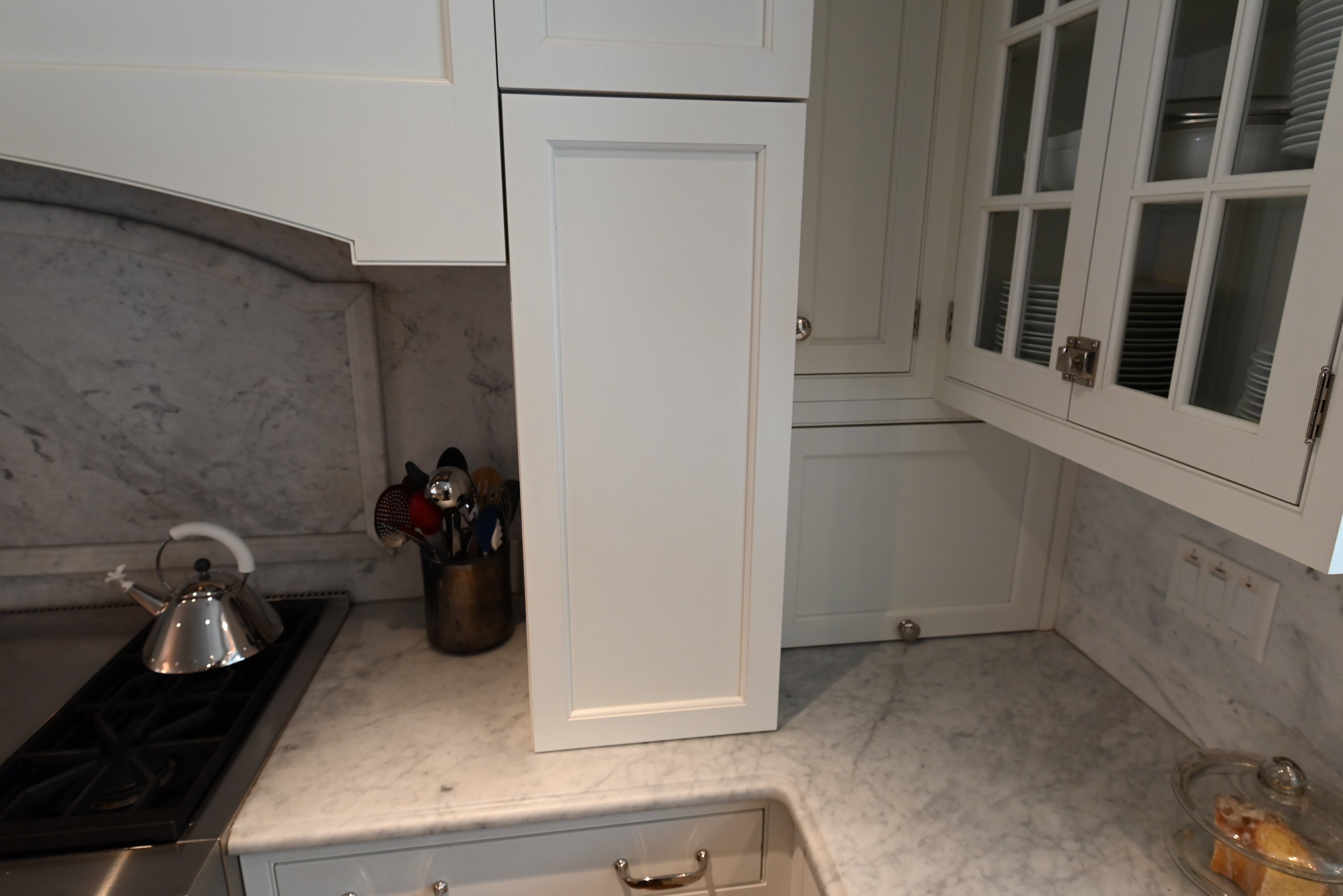 Crisp Lux White Traditional Pre-Owned Kitchen