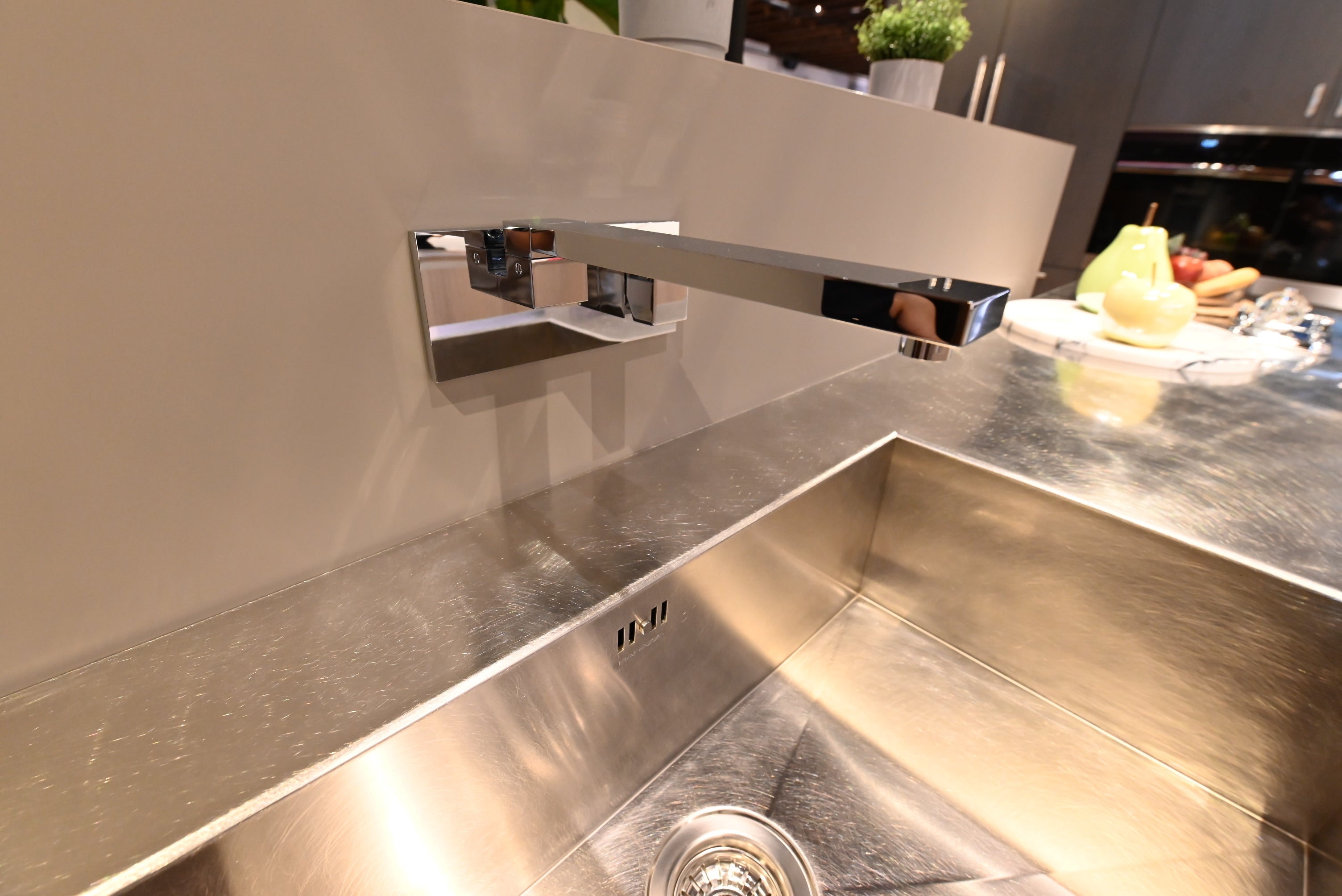 copatlife Modern Open Concept Kitchen with Island & Miele Appliances