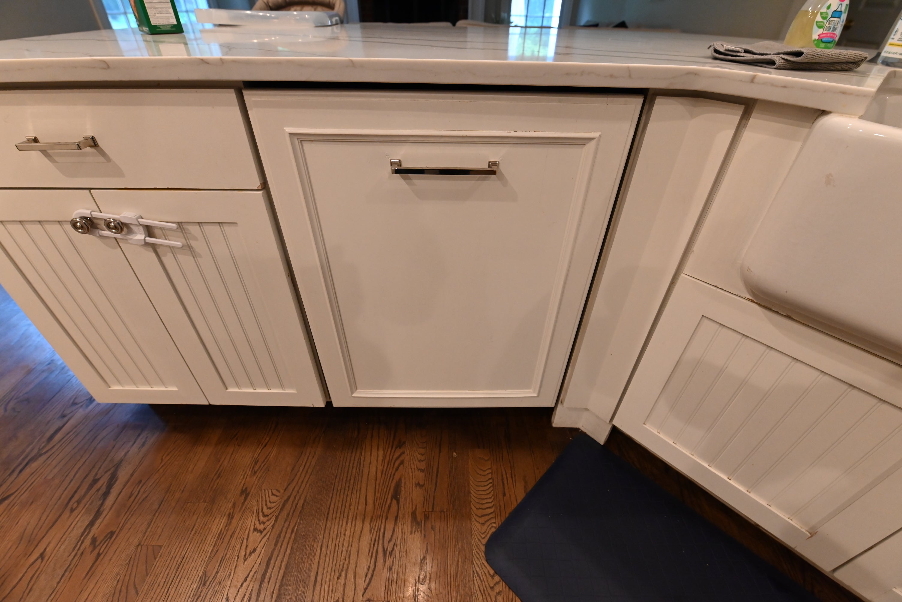 Decora Transitional Snow White Kitchen with Island & Appliances