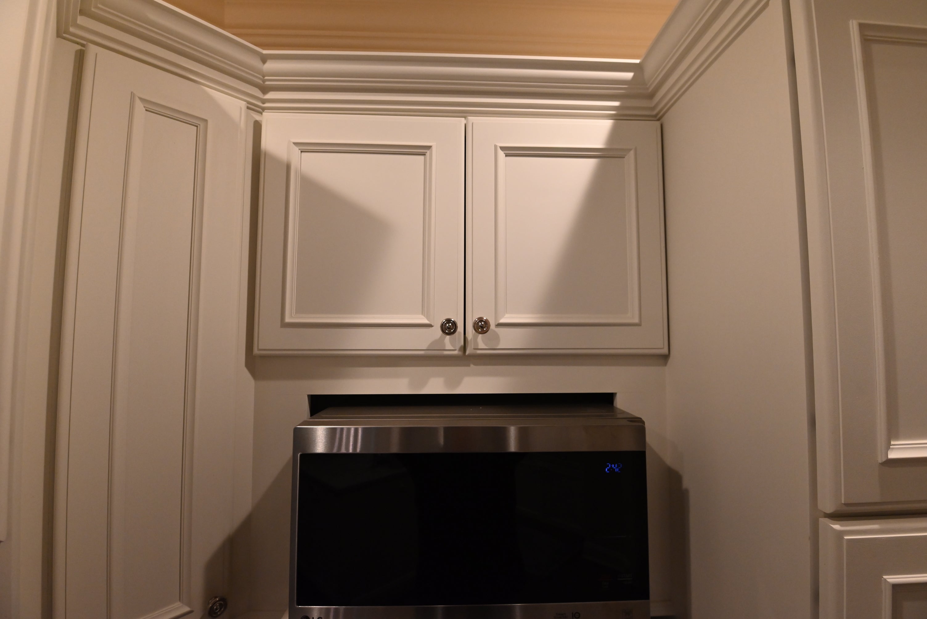 Decora Transitional Snow White Kitchen with Island & Appliances