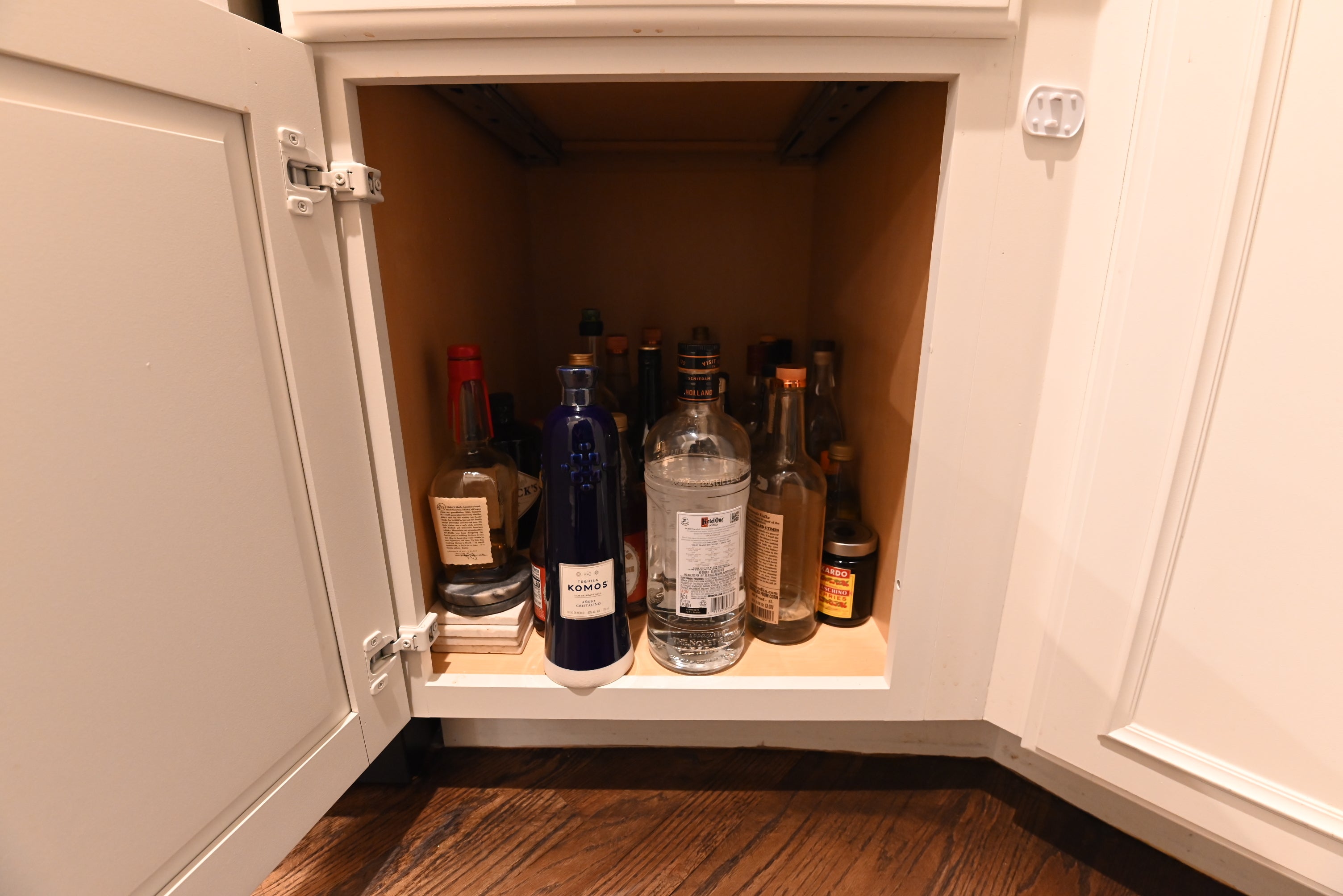 Decora Transitional Snow White Butler's Pantry