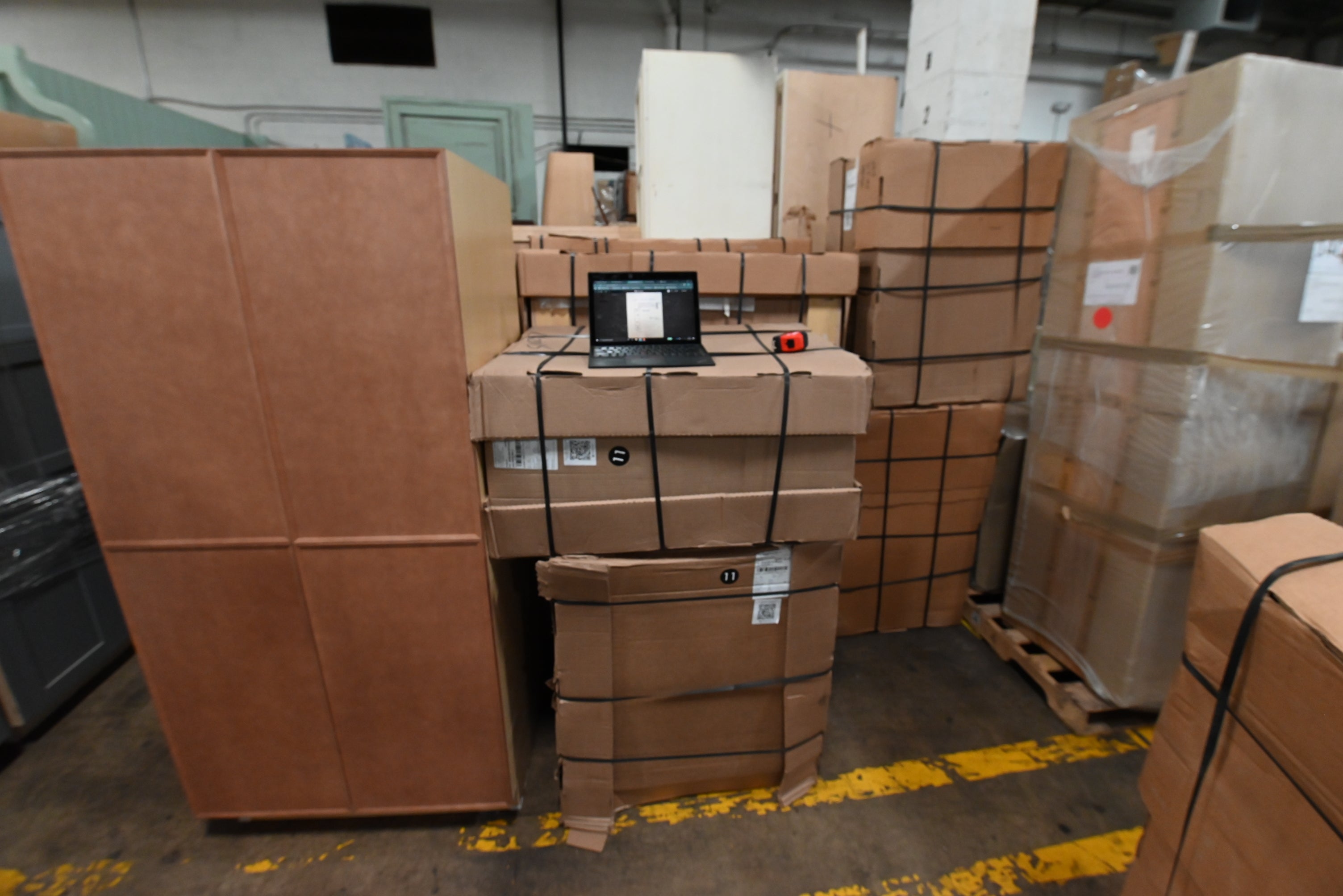 Showplace Modern Maple Wood with Nutmeg Stain Partial Kitchen Cabinets