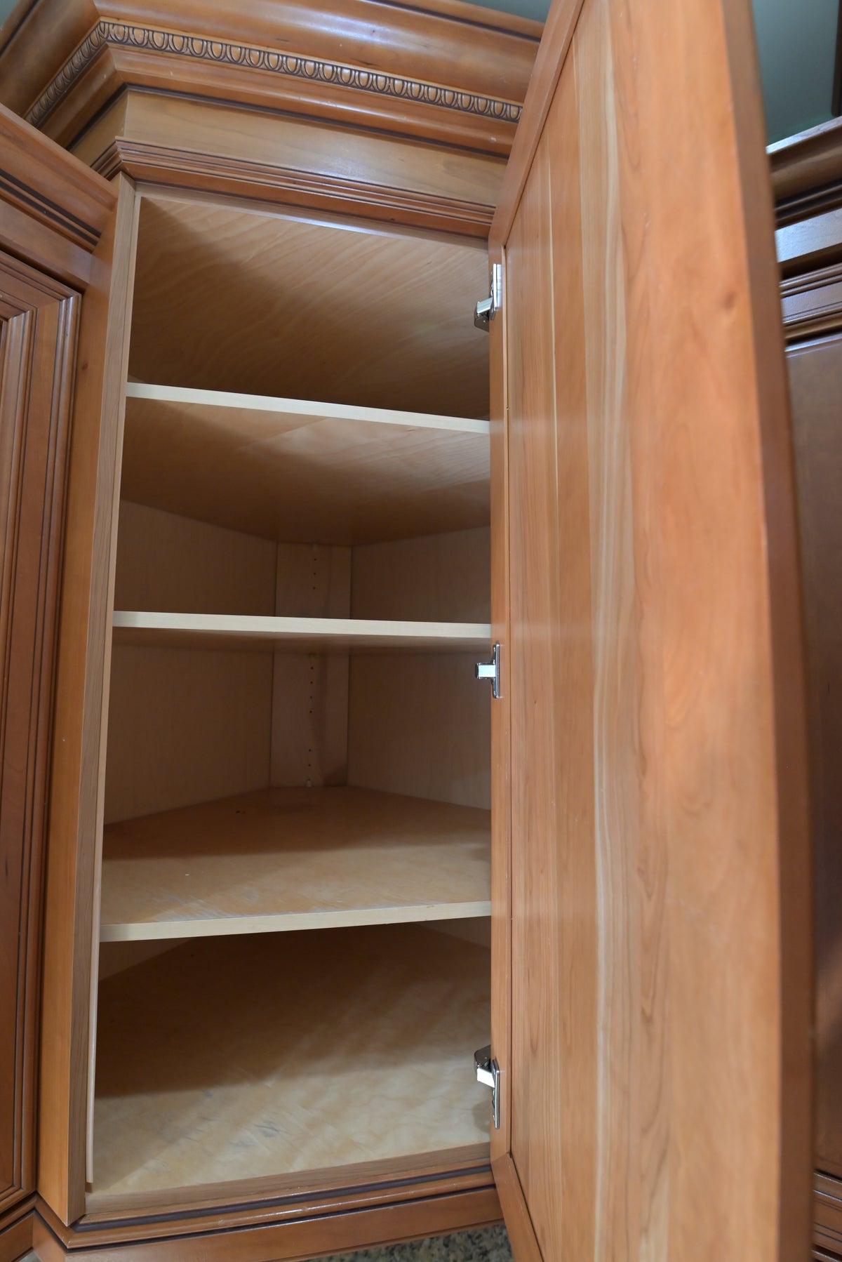 Aurora Circ traditional wooden kitchen cabinet with open shelves and an ornate raised panel door