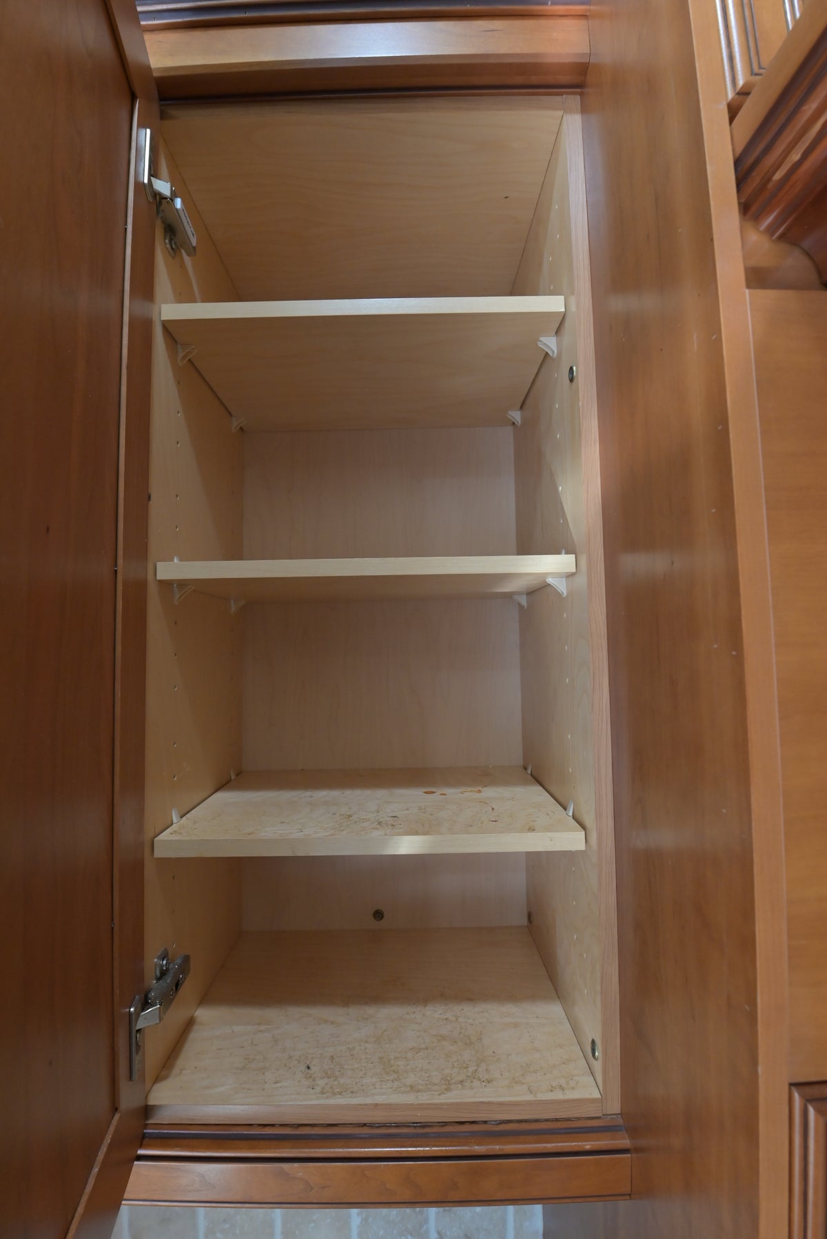 Aurora Circ traditional wooden kitchen cabinet interior with adjustable shelves and concealed hinges